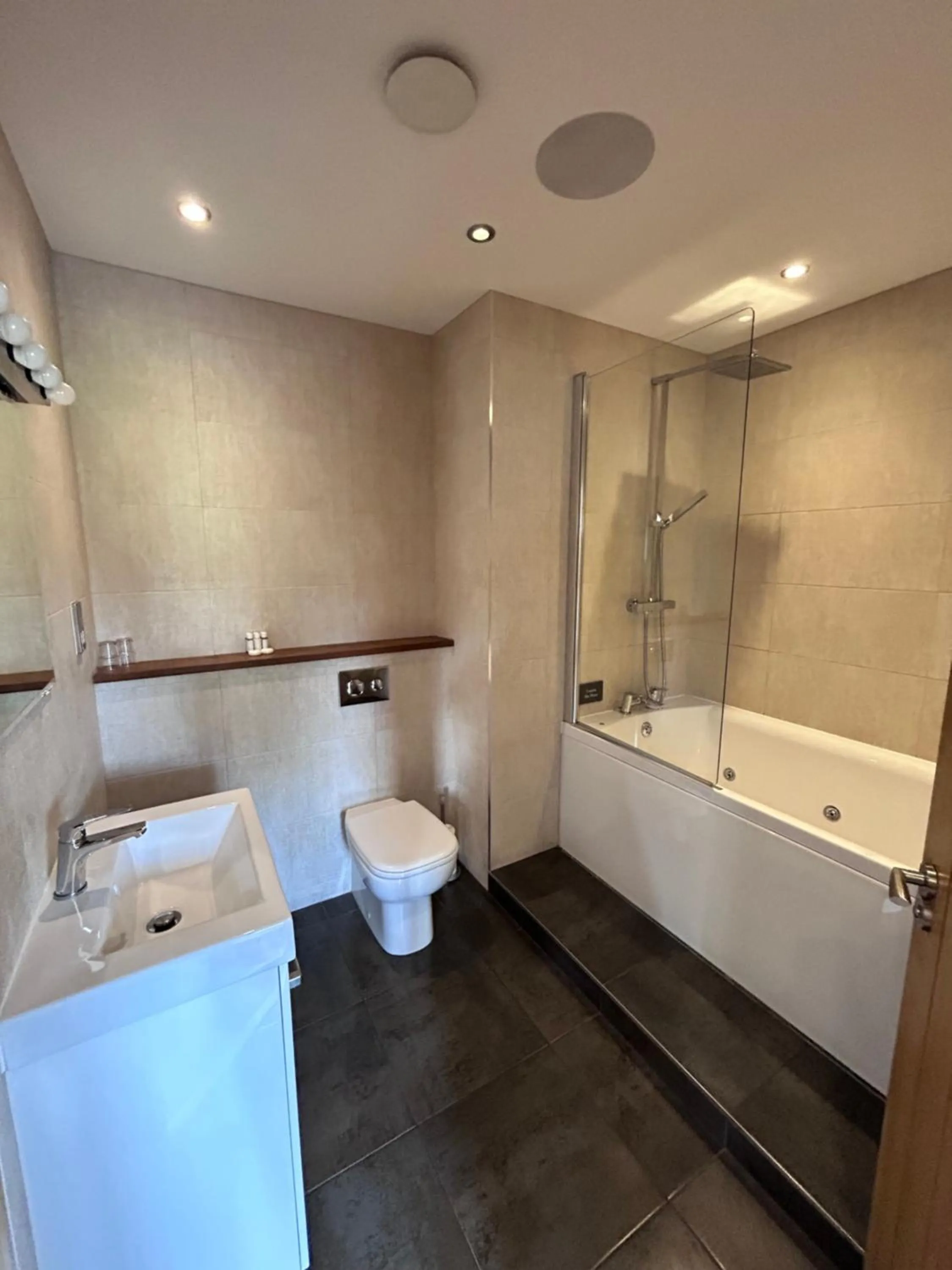 Bathroom in The White Hart Inn