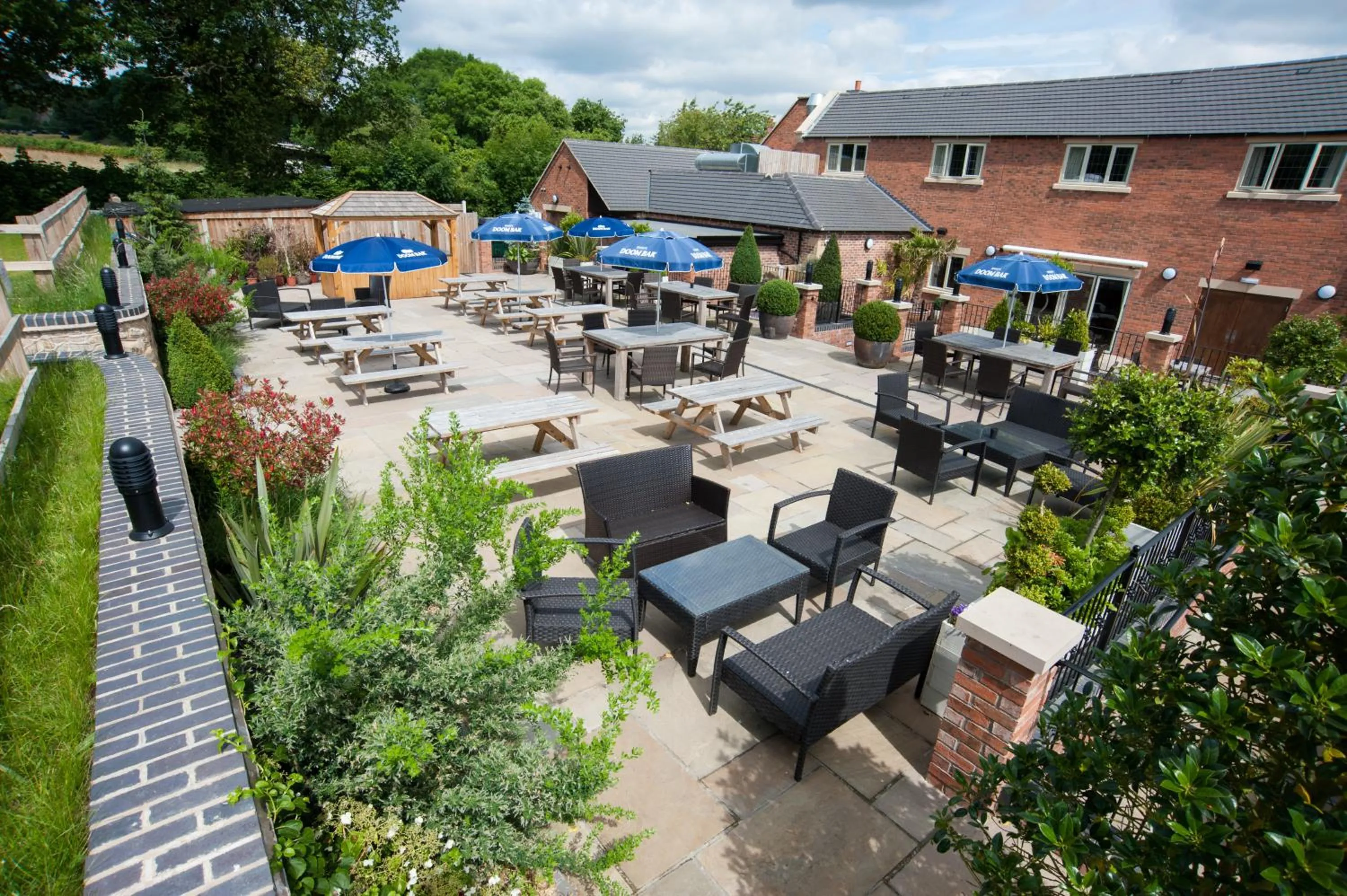 Patio in The White Hart Inn