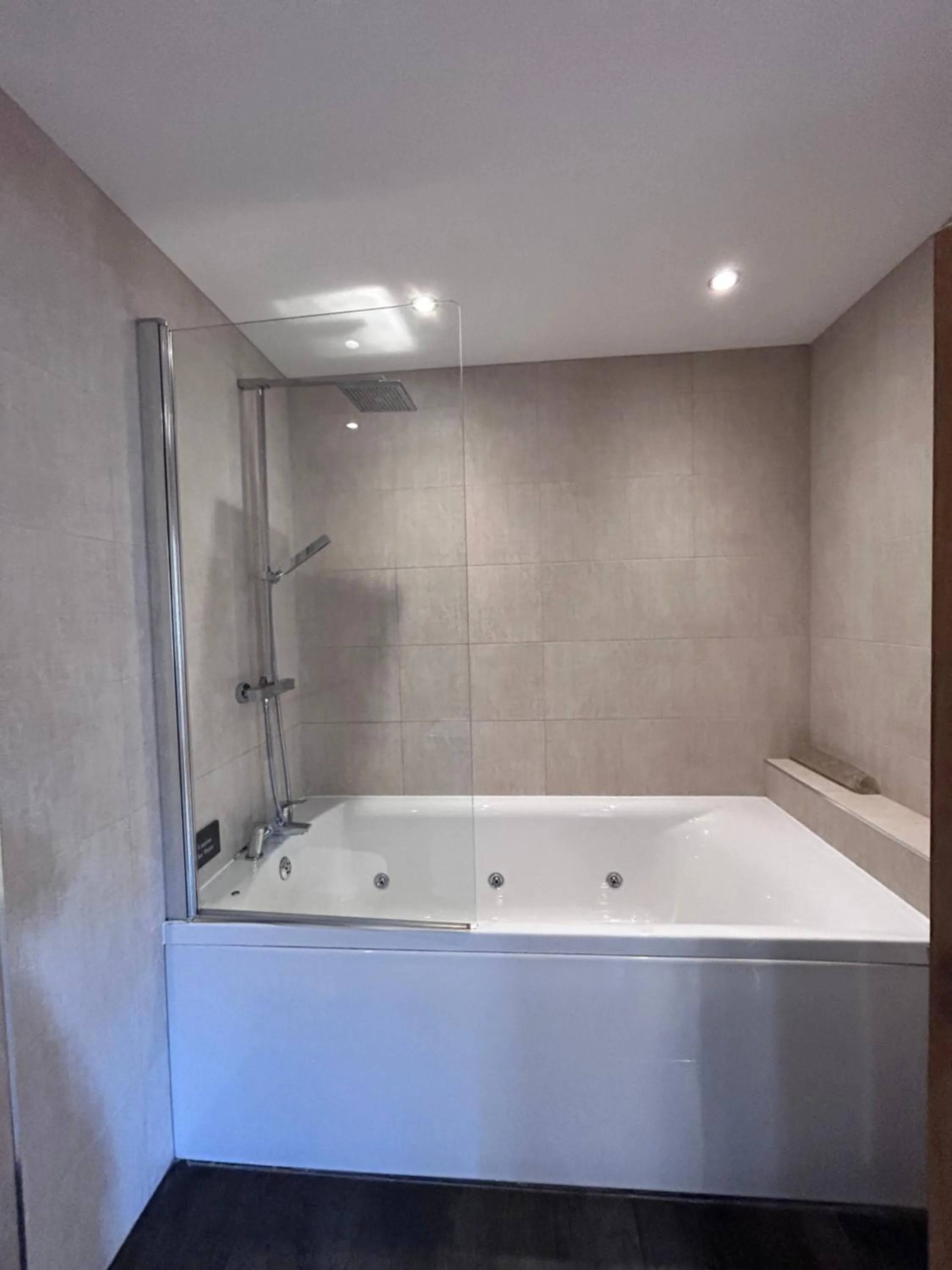 Bathroom in The White Hart Inn