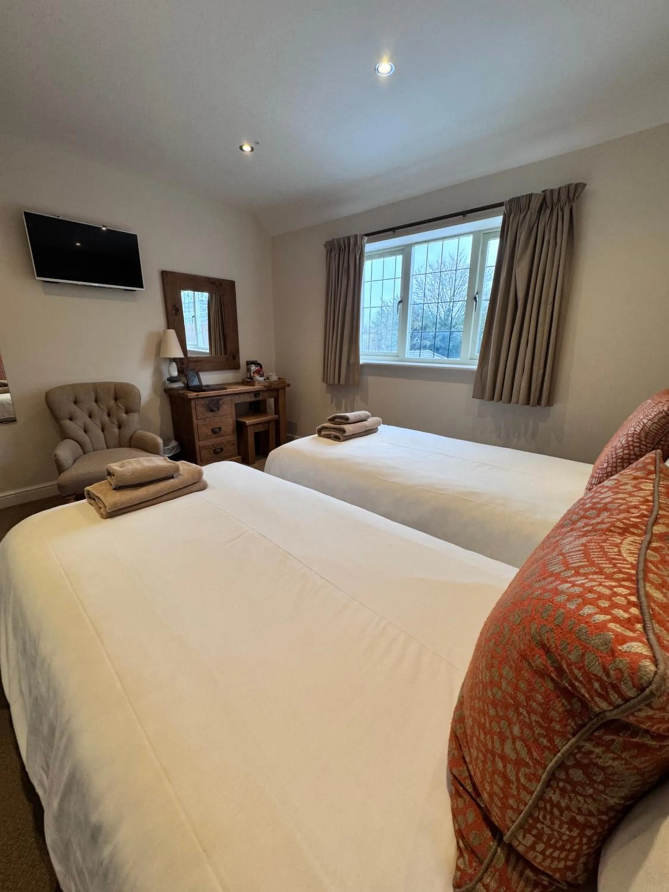 Bedroom, Bed in The White Hart Inn