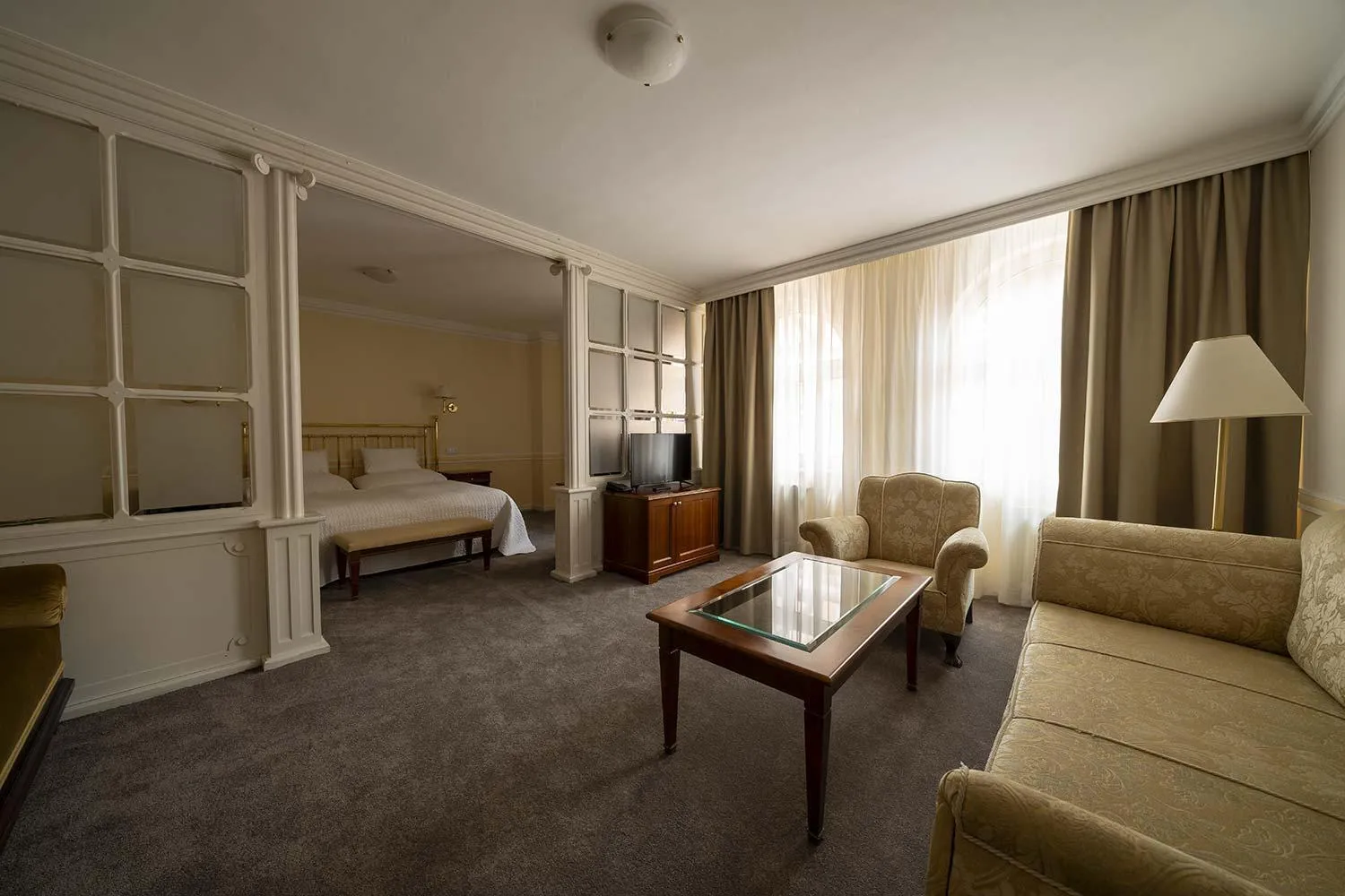 Bathroom, Bed in Hotel Embassy