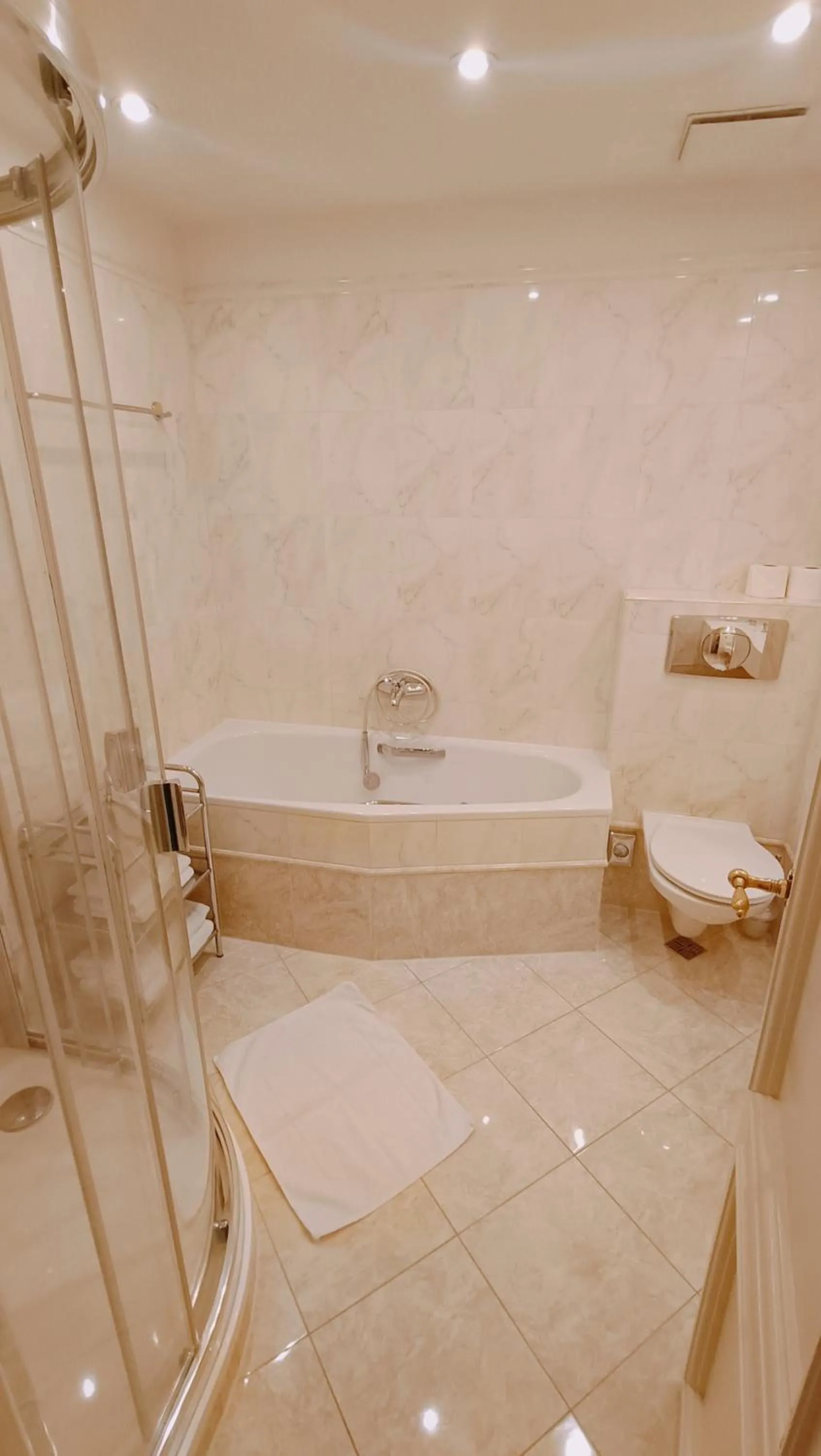 Bathroom in Hotel Embassy