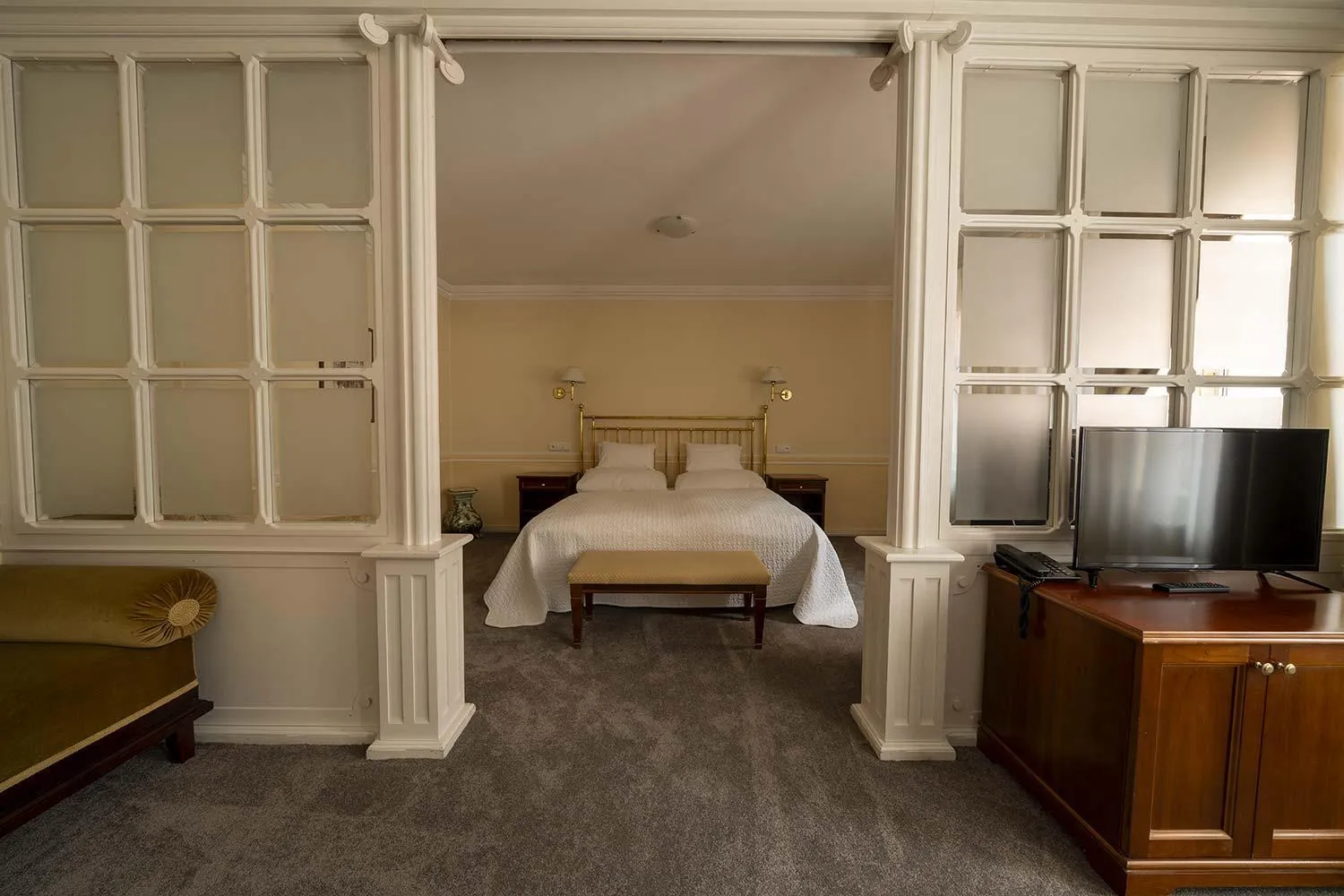 Bedroom, Bed in Hotel Embassy