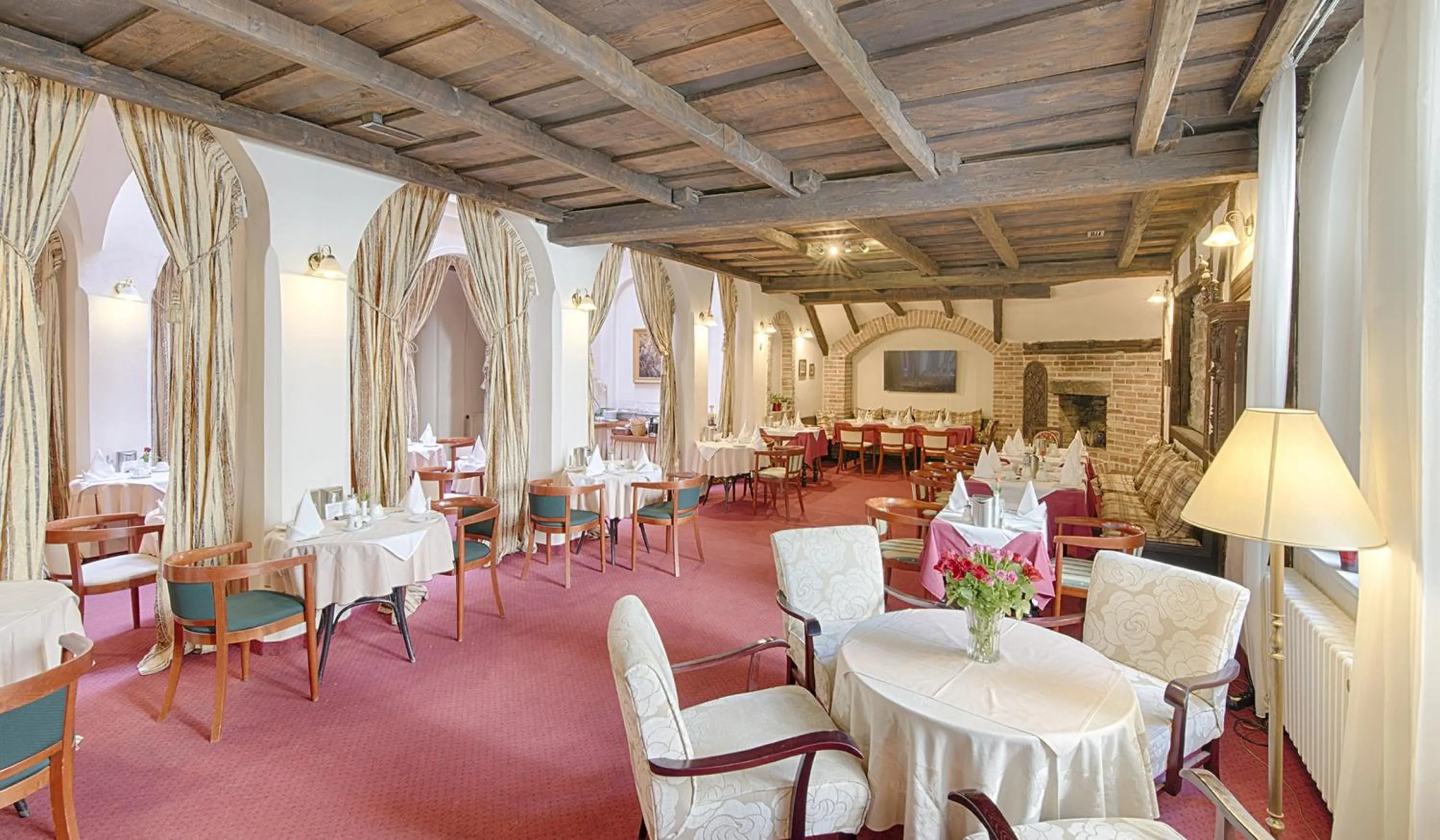 Restaurant/places to eat in Hotel Embassy