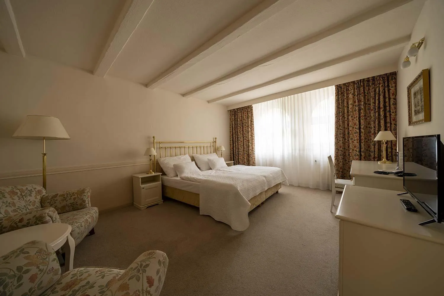 Bathroom, Bed in Hotel Embassy