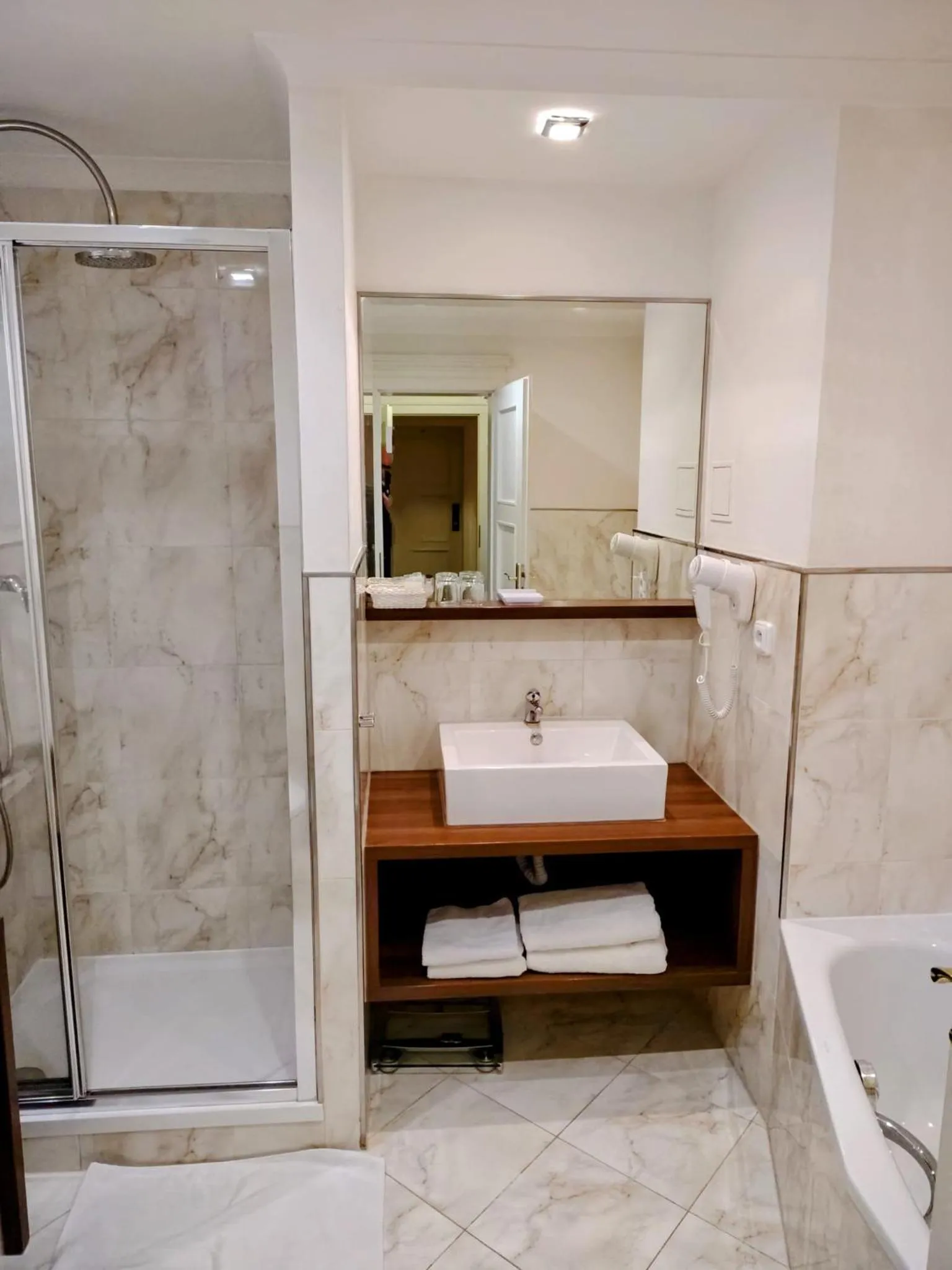 Bathroom in Hotel Embassy