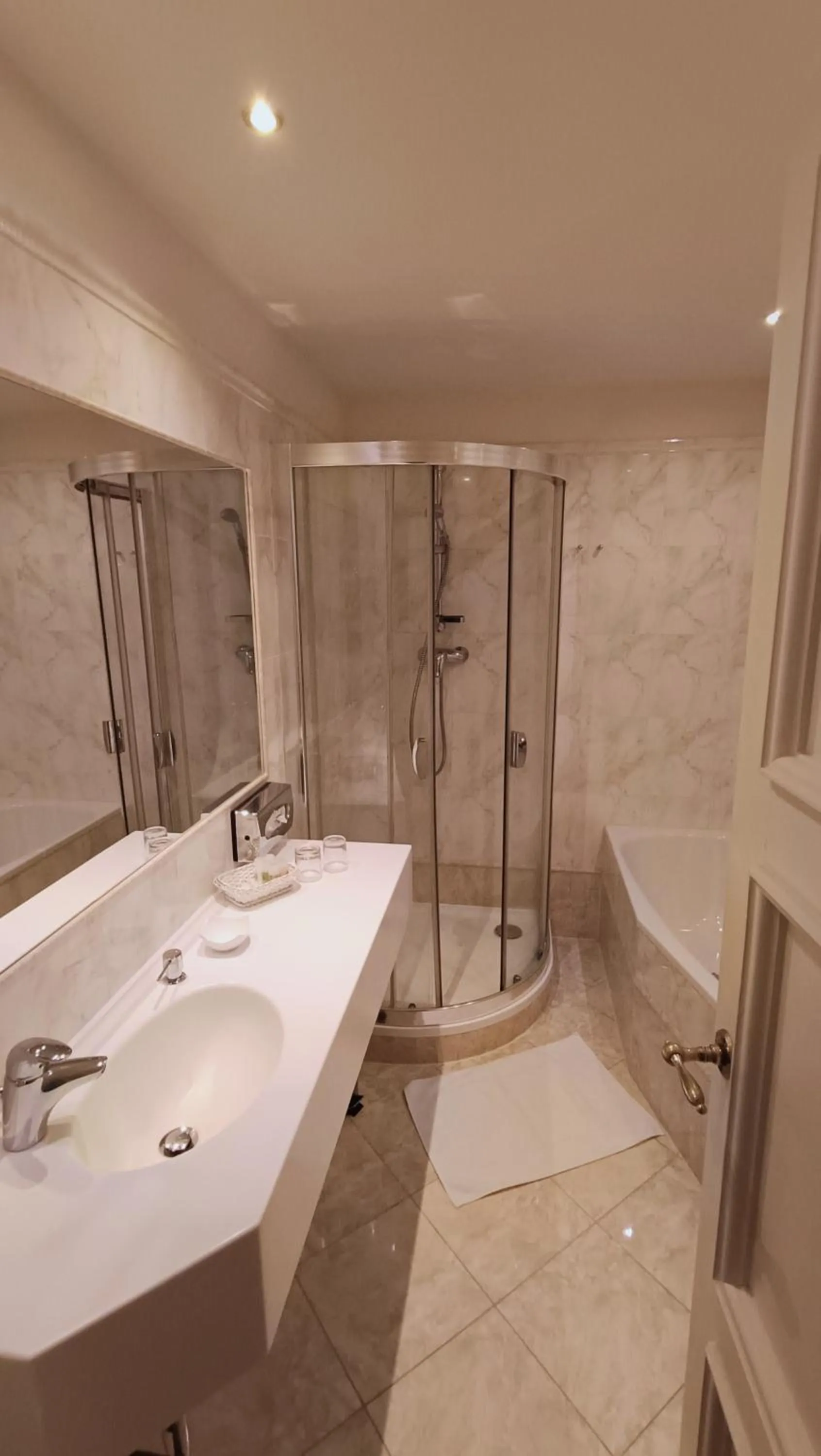 Bathroom in Hotel Embassy