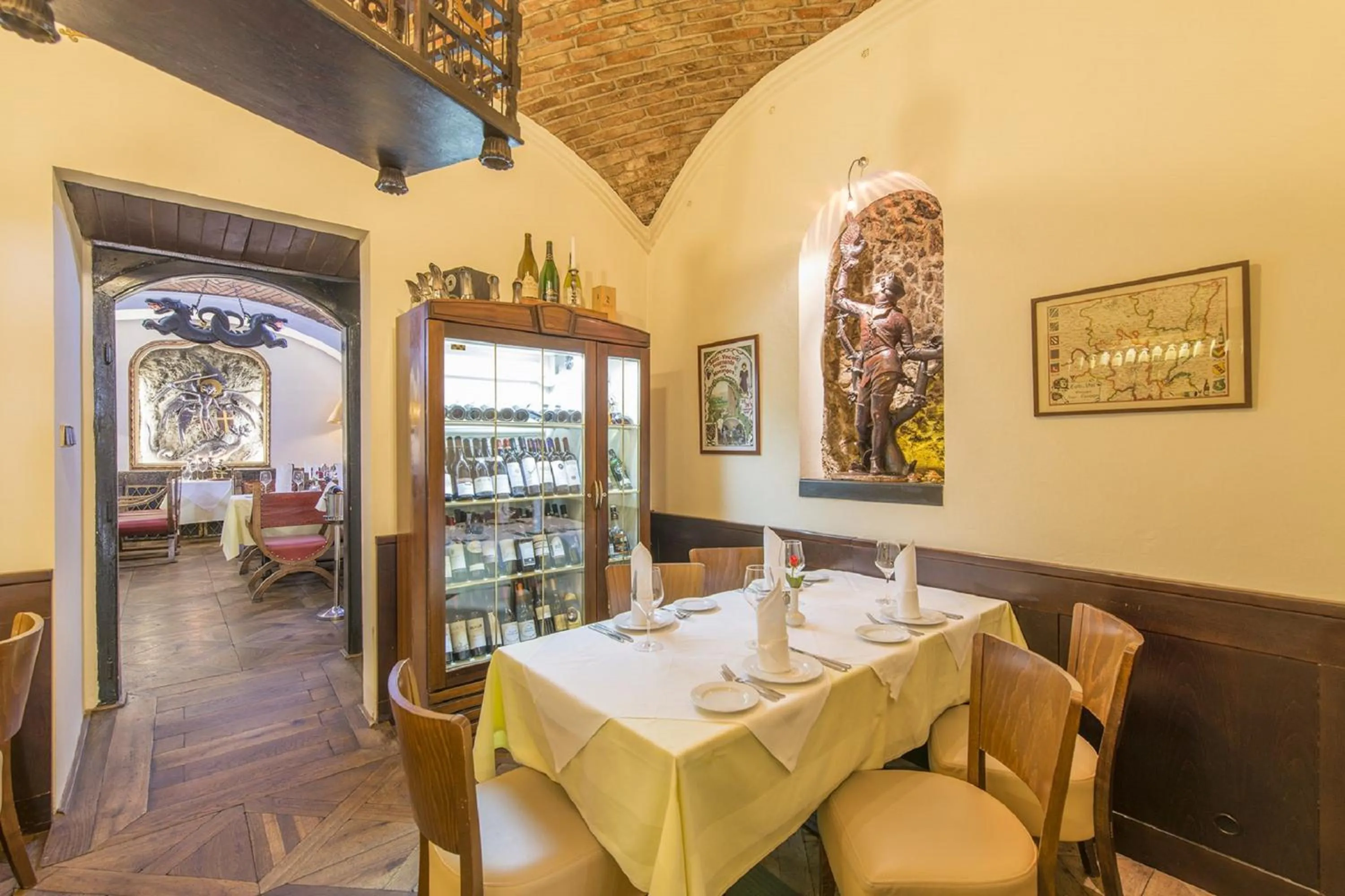 Restaurant/places to eat in Hotel Embassy