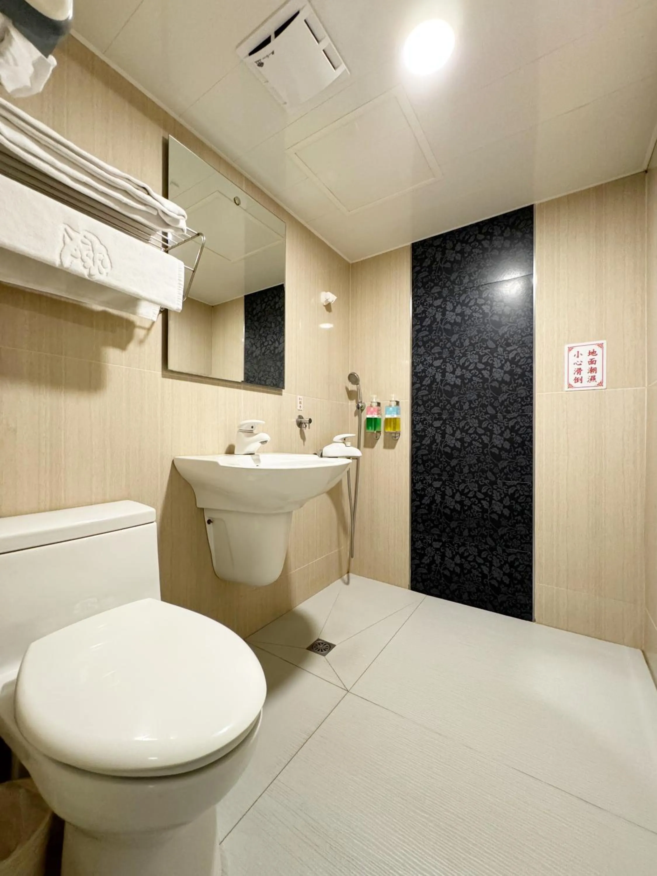 Shower in Ai Lai Fashion Hotel