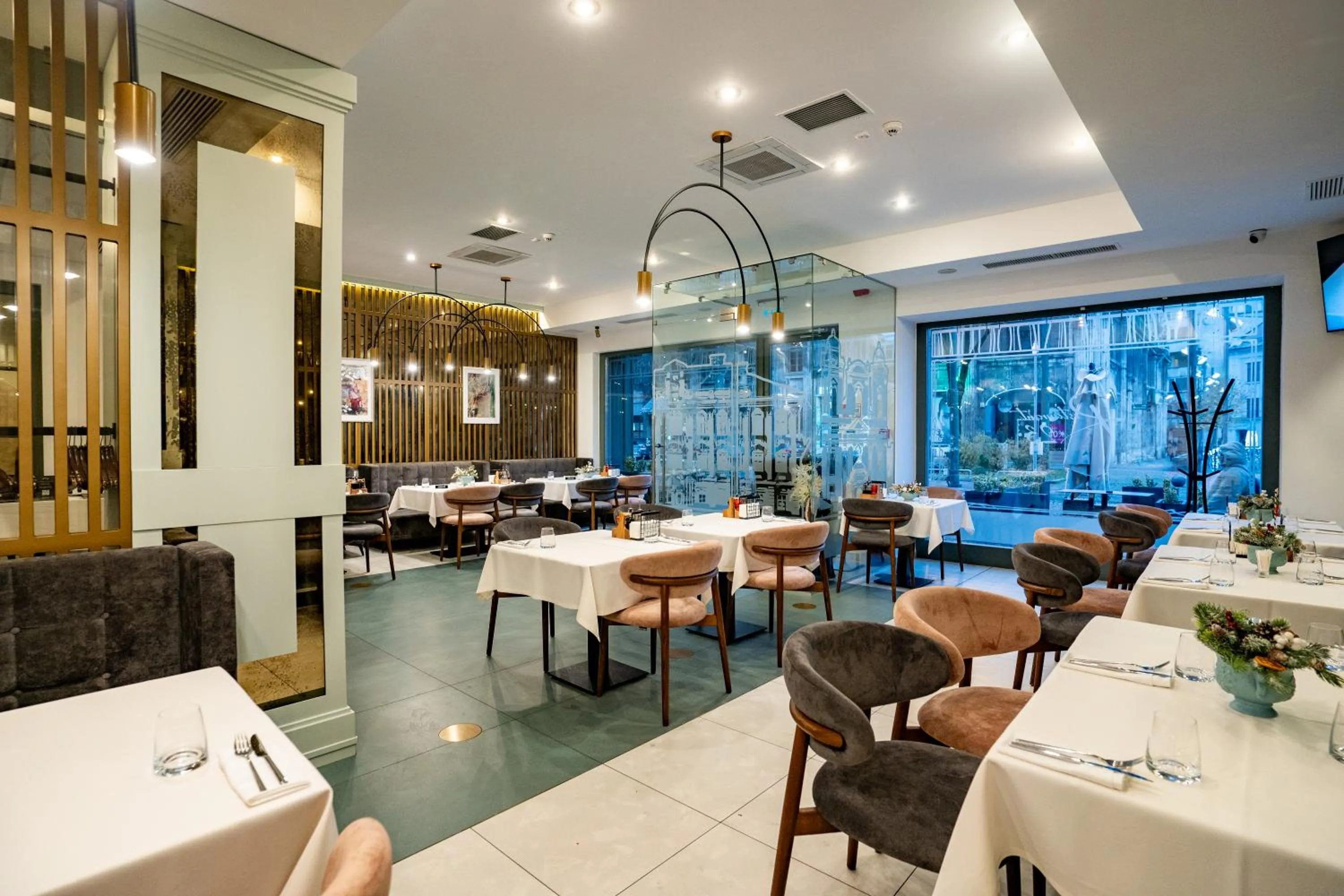 Restaurant/places to eat in ATLAS Hotel