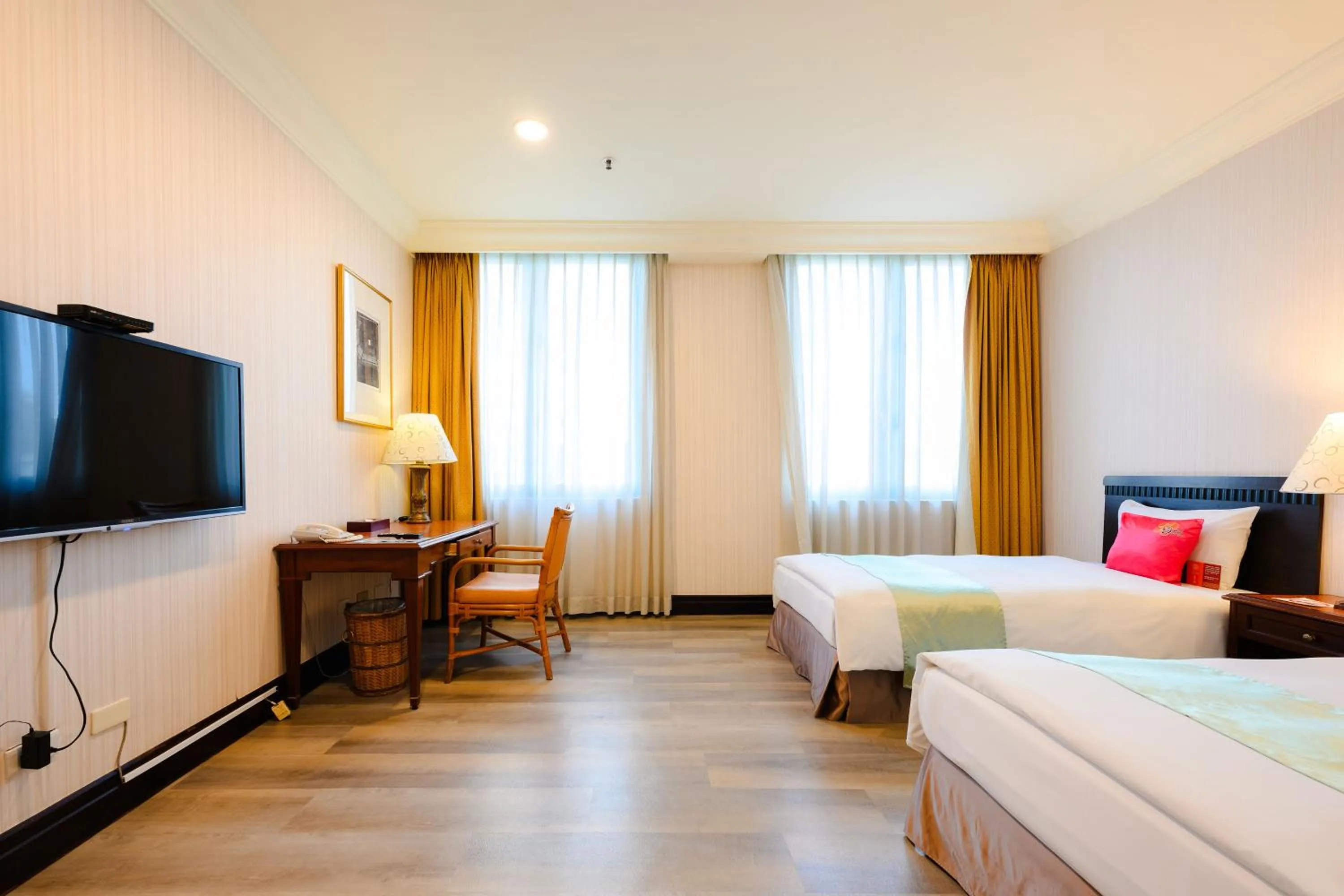 Photo of the whole room, Bed in Wei-Yat Grand Hotel