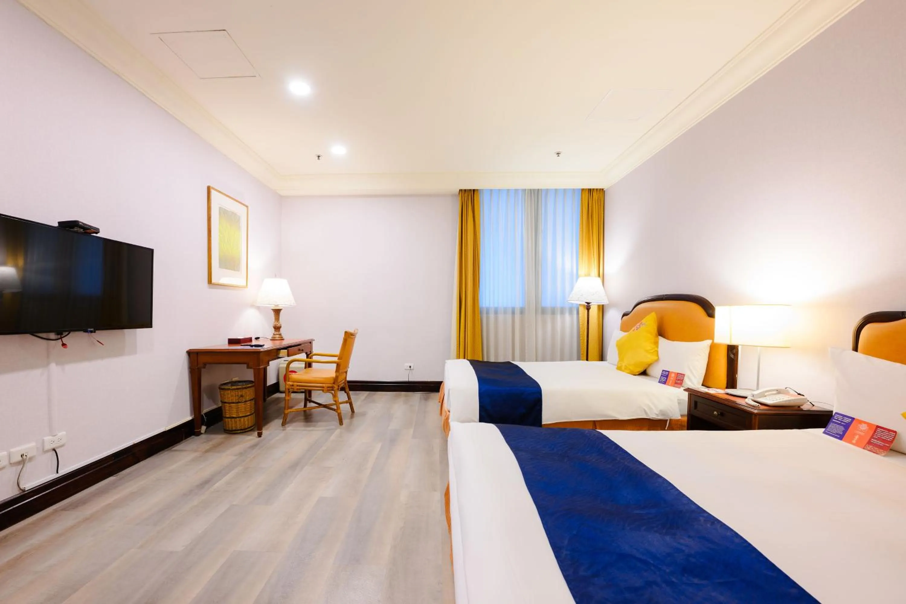 Photo of the whole room, Bed in Wei-Yat Grand Hotel