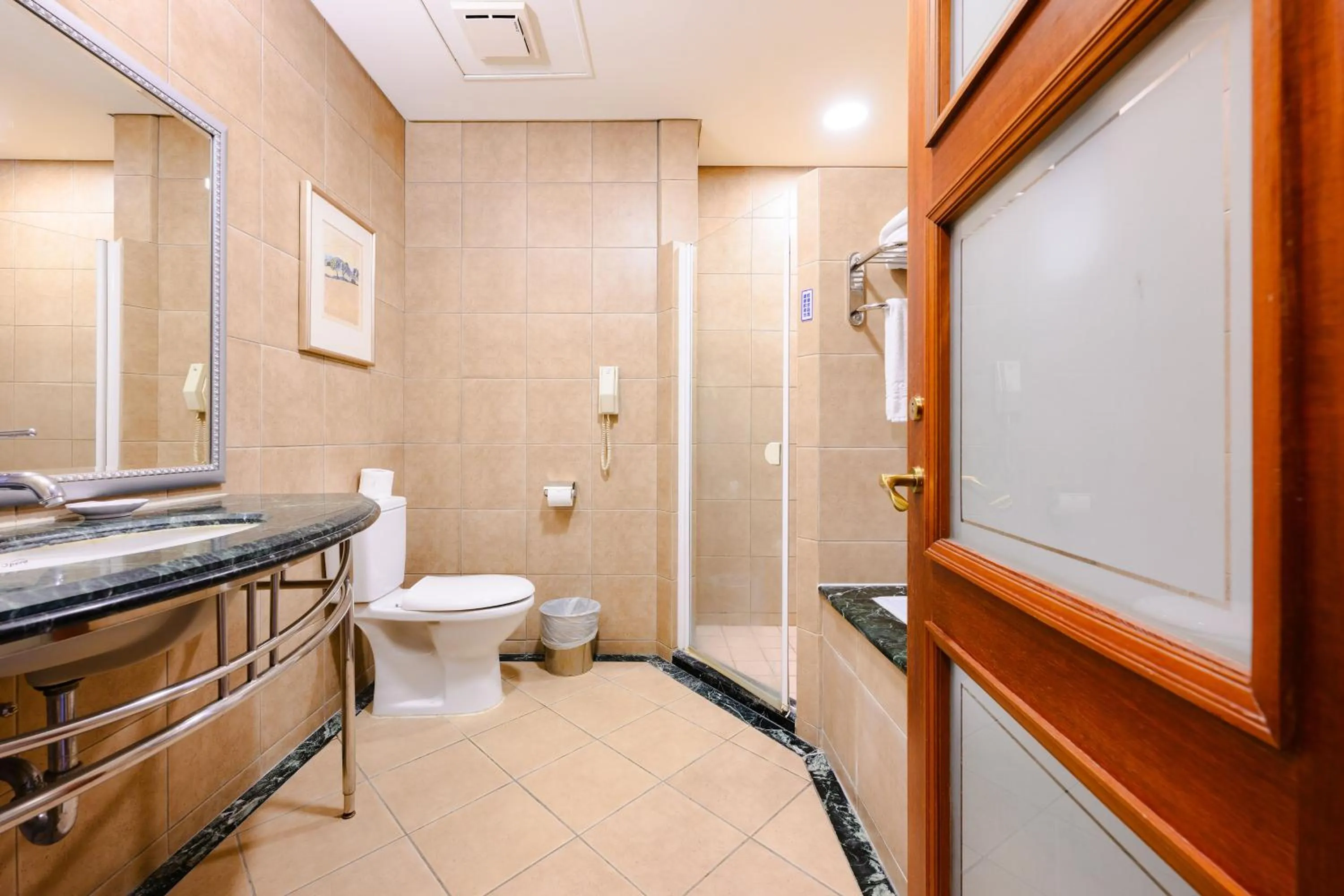 Bathroom in Wei-Yat Grand Hotel
