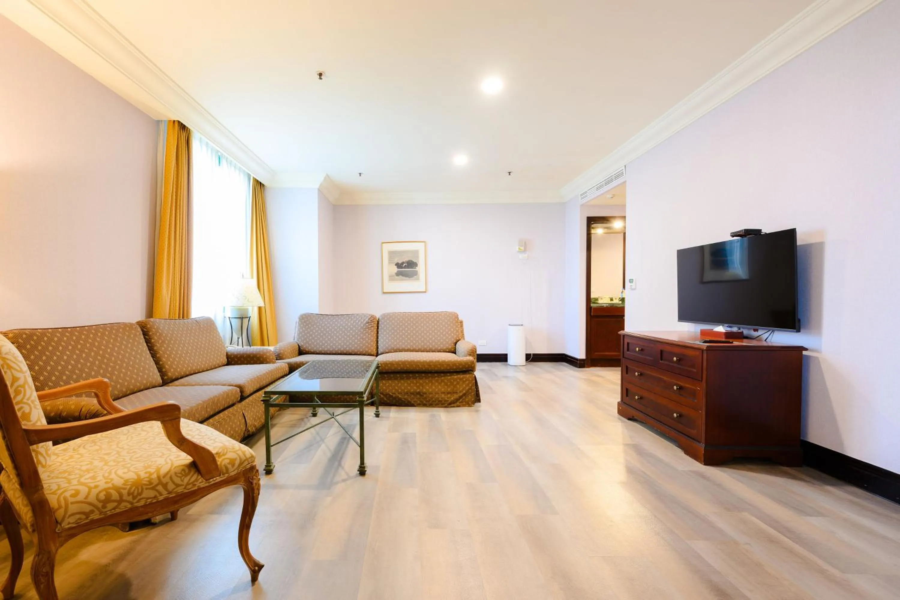 Photo of the whole room in Wei-Yat Grand Hotel