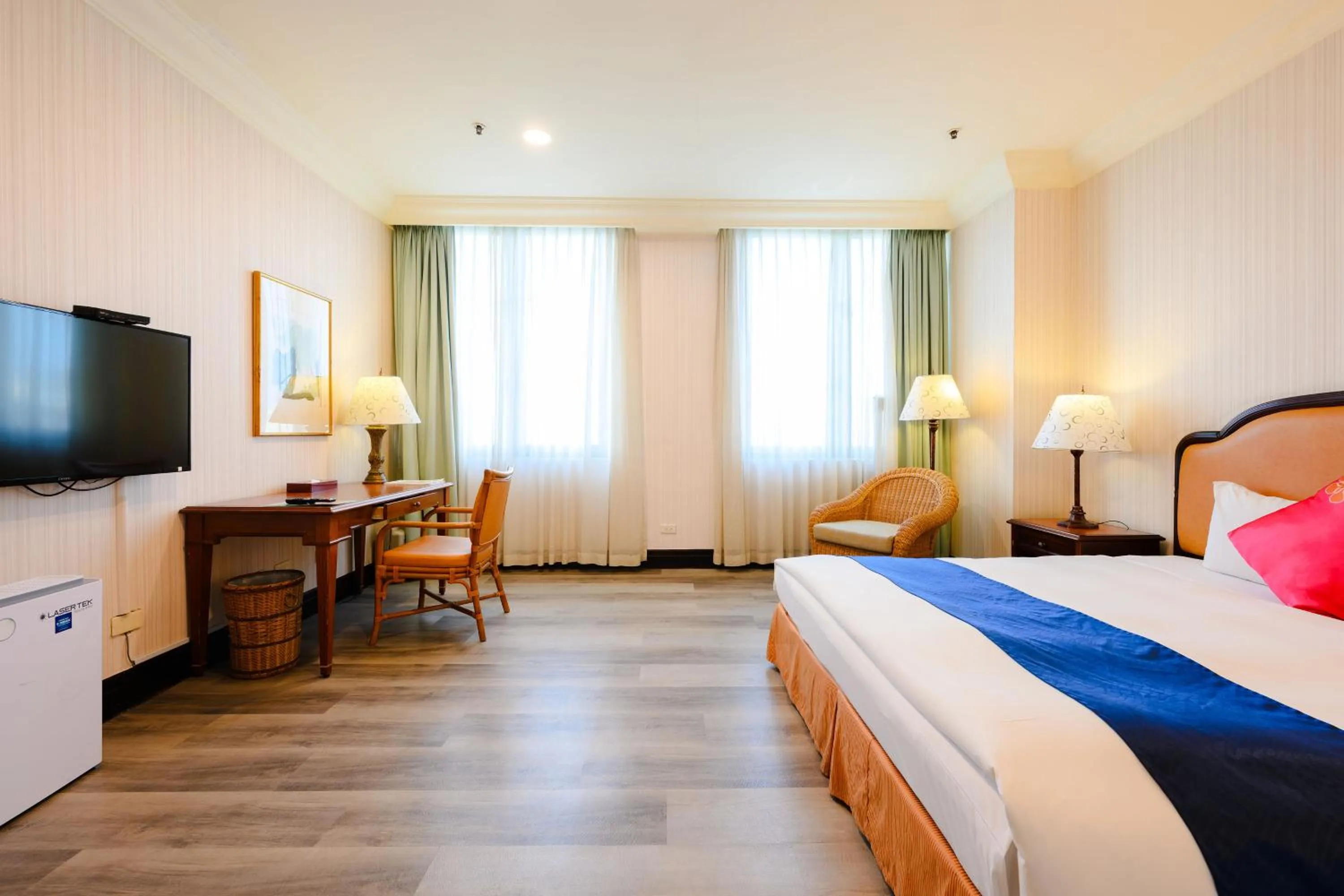 Photo of the whole room, Bed in Wei-Yat Grand Hotel