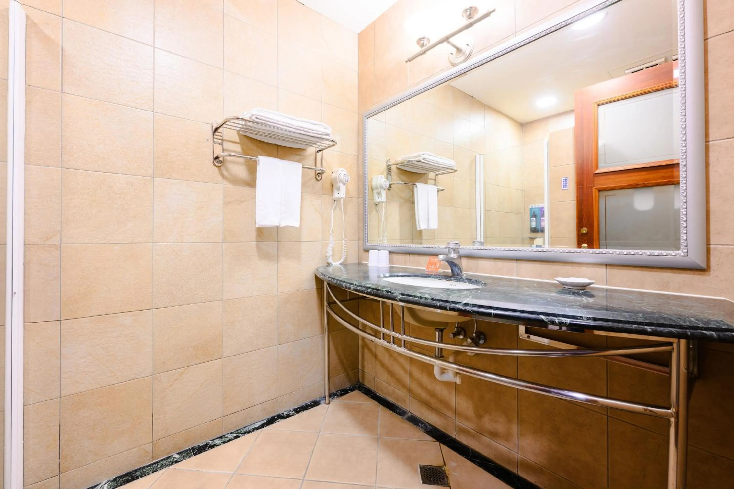 Bathroom in Wei-Yat Grand Hotel