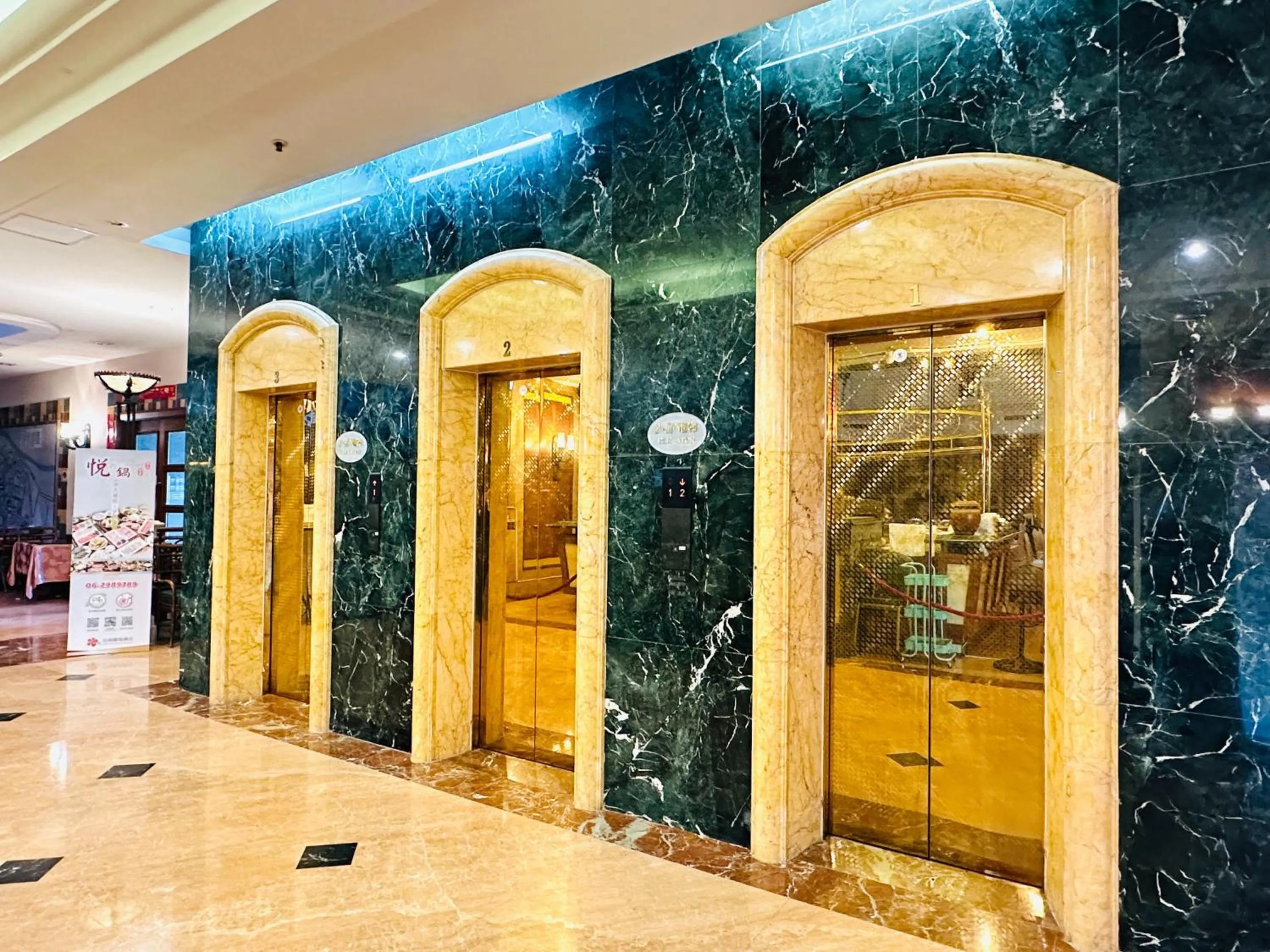 elevator in Wei-Yat Grand Hotel