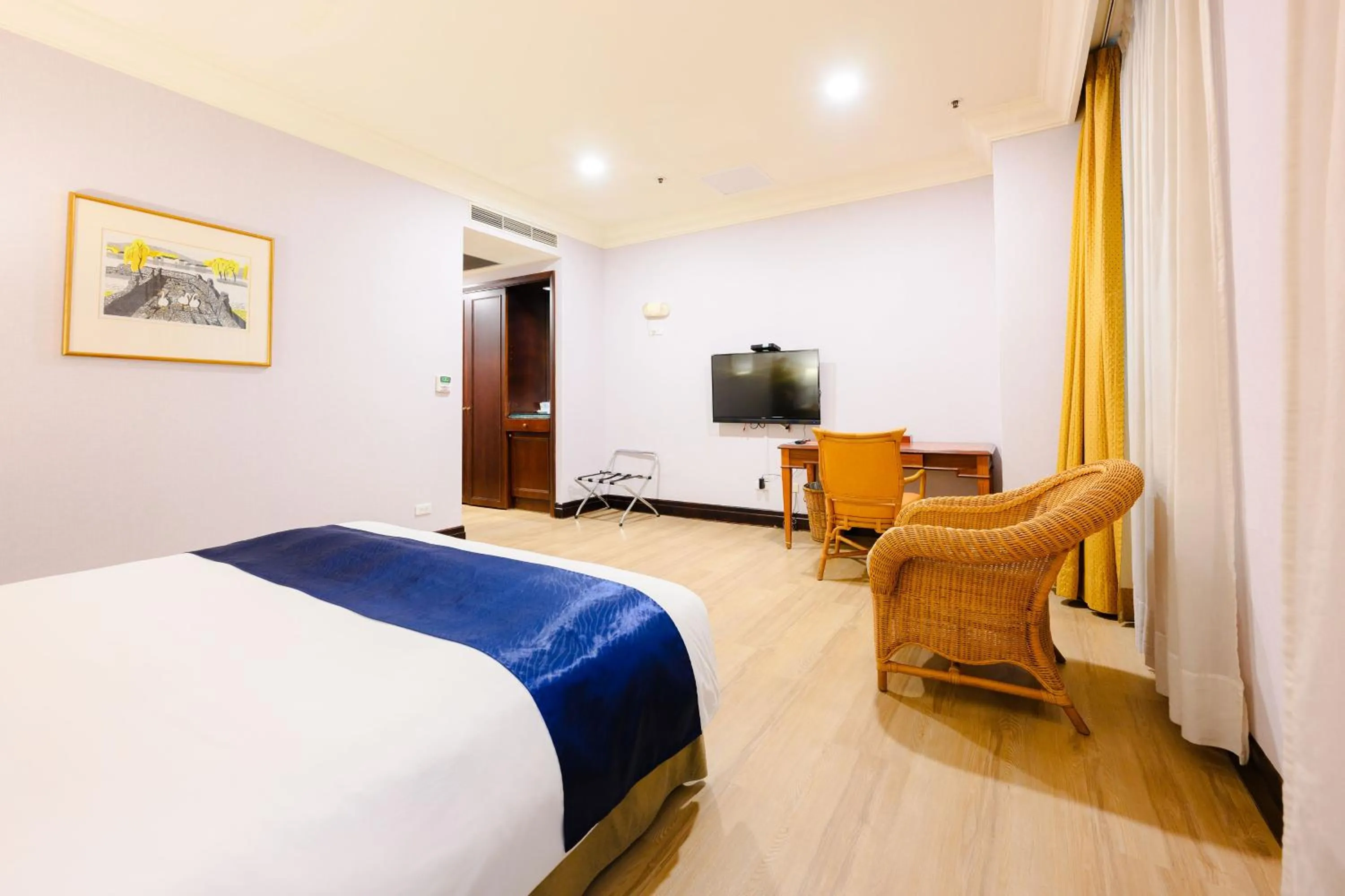 Photo of the whole room, Bed in Wei-Yat Grand Hotel