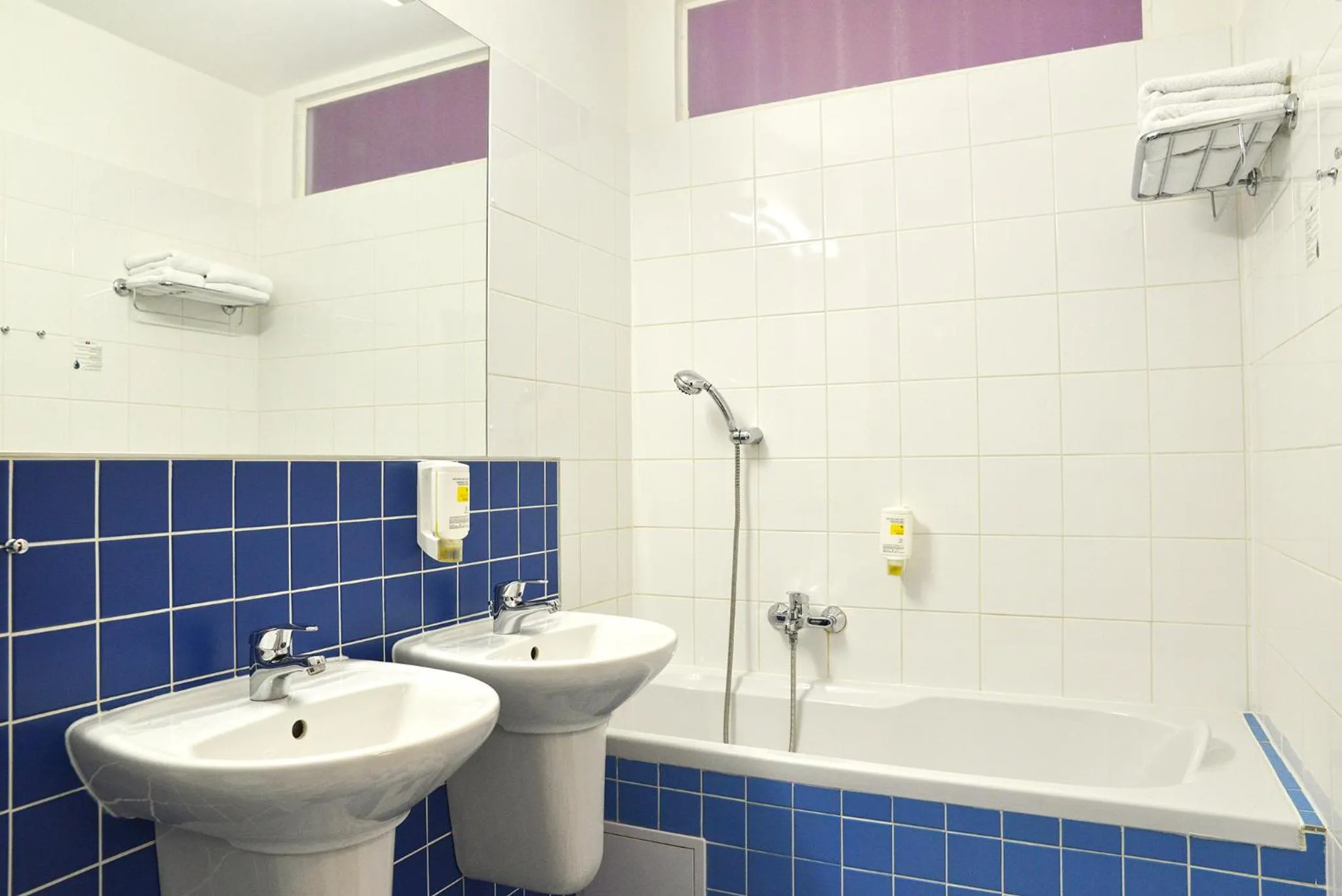 Bathroom in Avanti Hotel