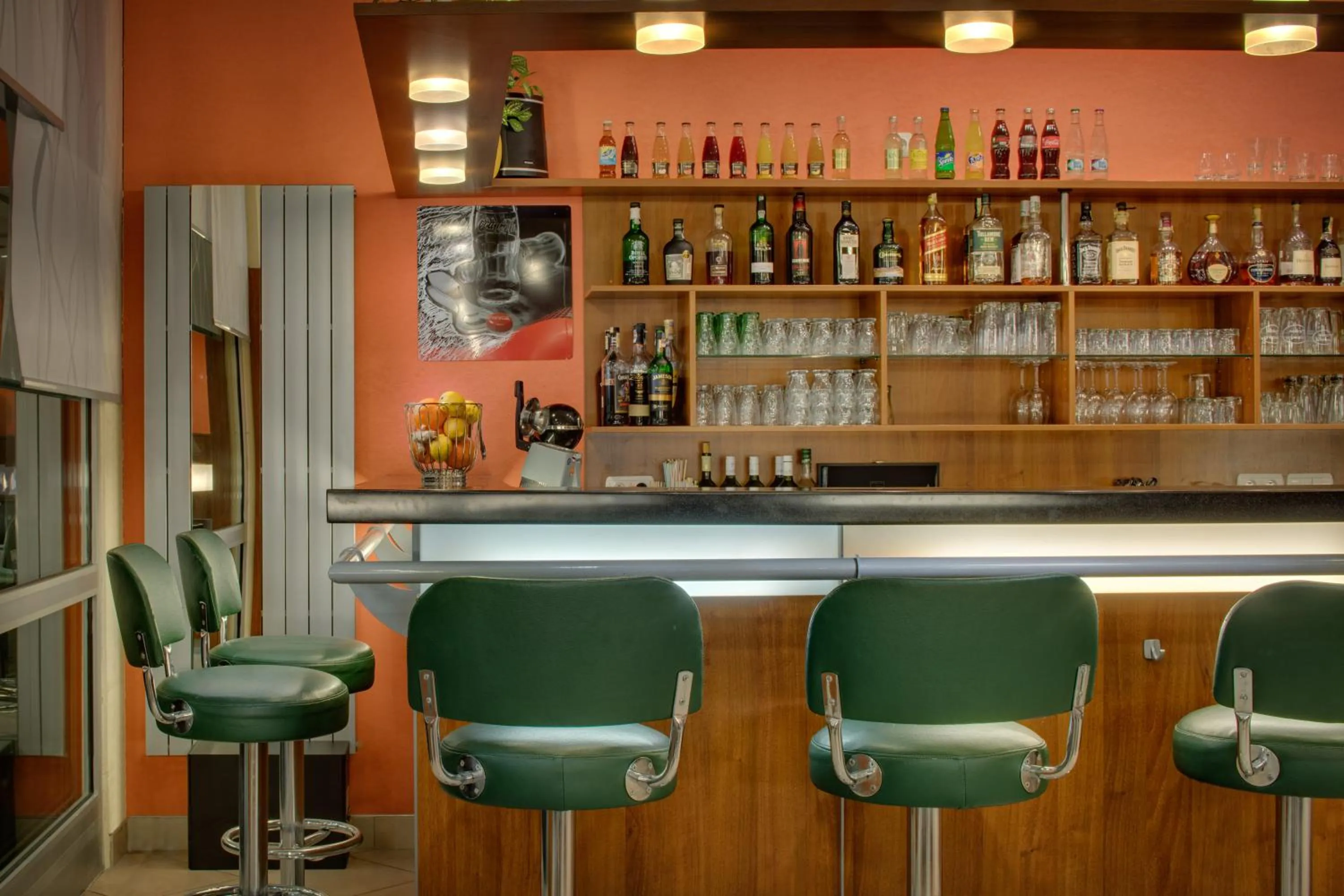 Lounge or bar in Avanti Hotel