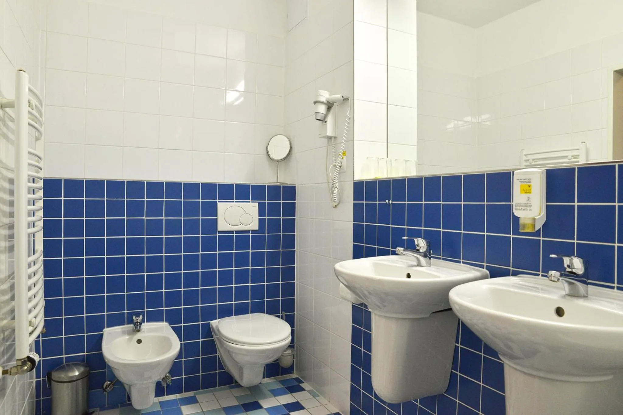 Bathroom in Avanti Hotel