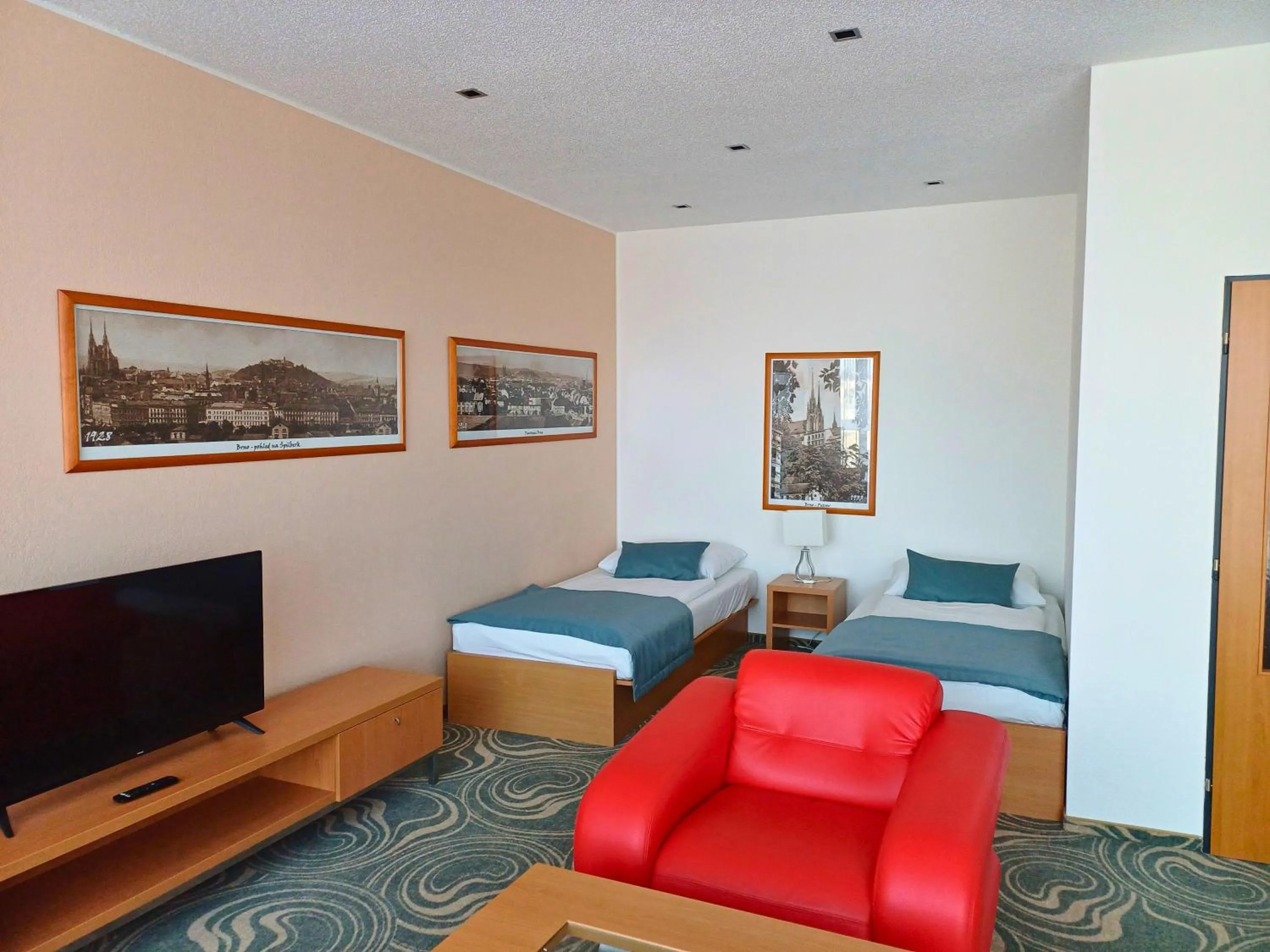 Living room, Bed in Avanti Hotel