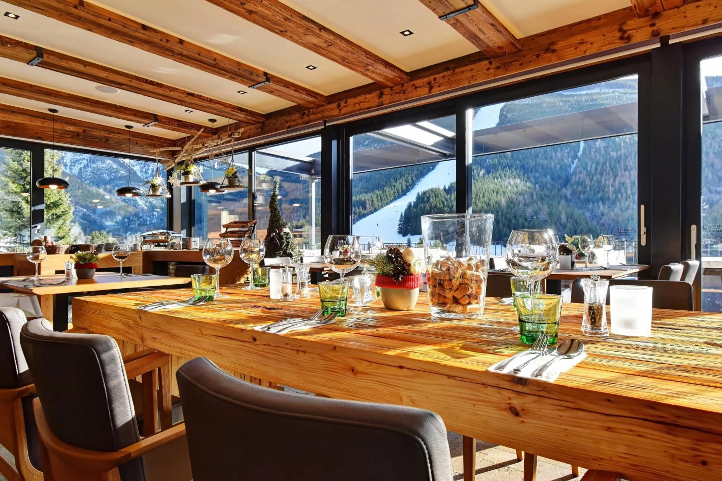 Restaurant/places to eat in Hotel Olympie