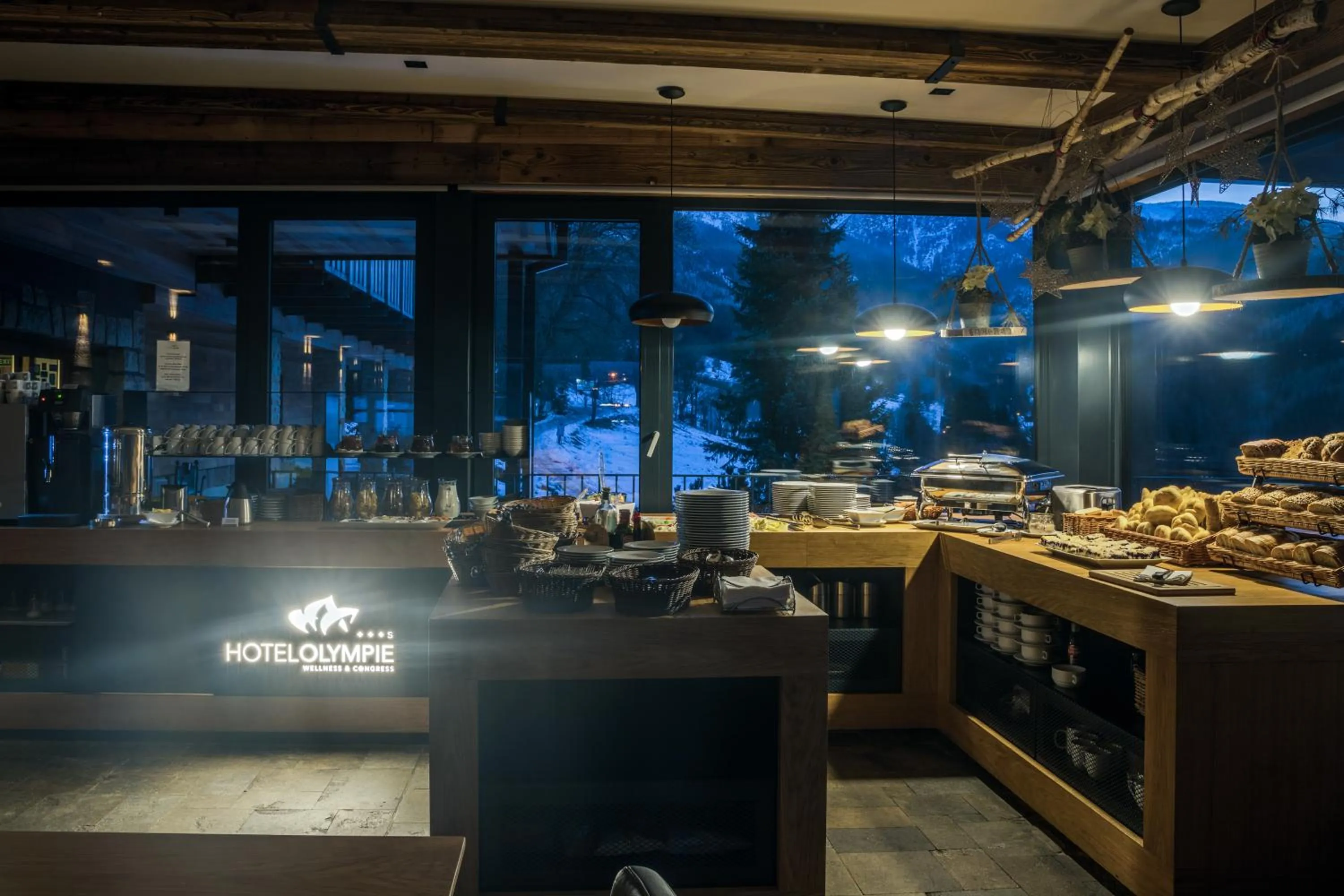 Restaurant/places to eat in Hotel Olympie