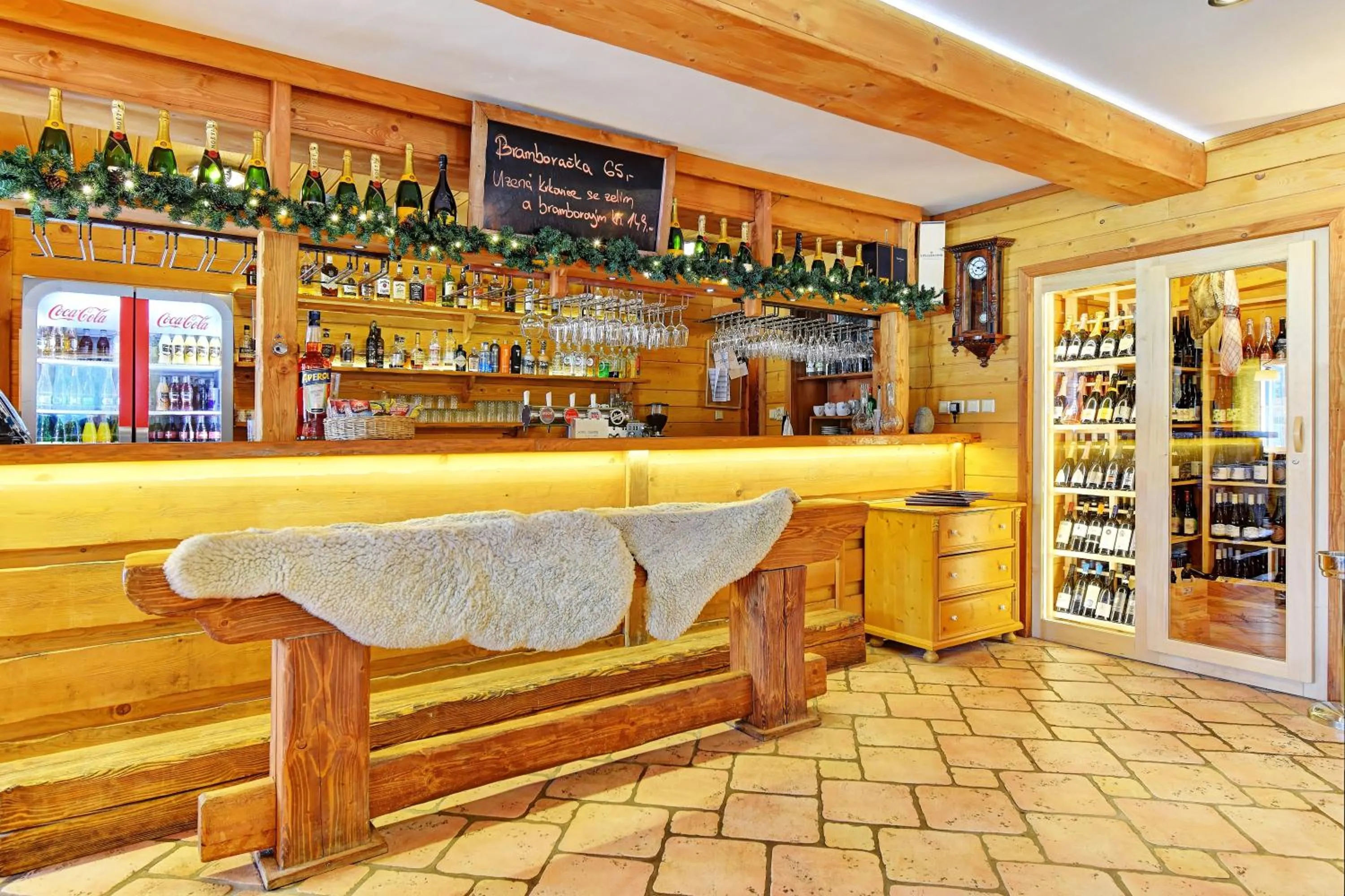 Restaurant/places to eat in Hotel Olympie