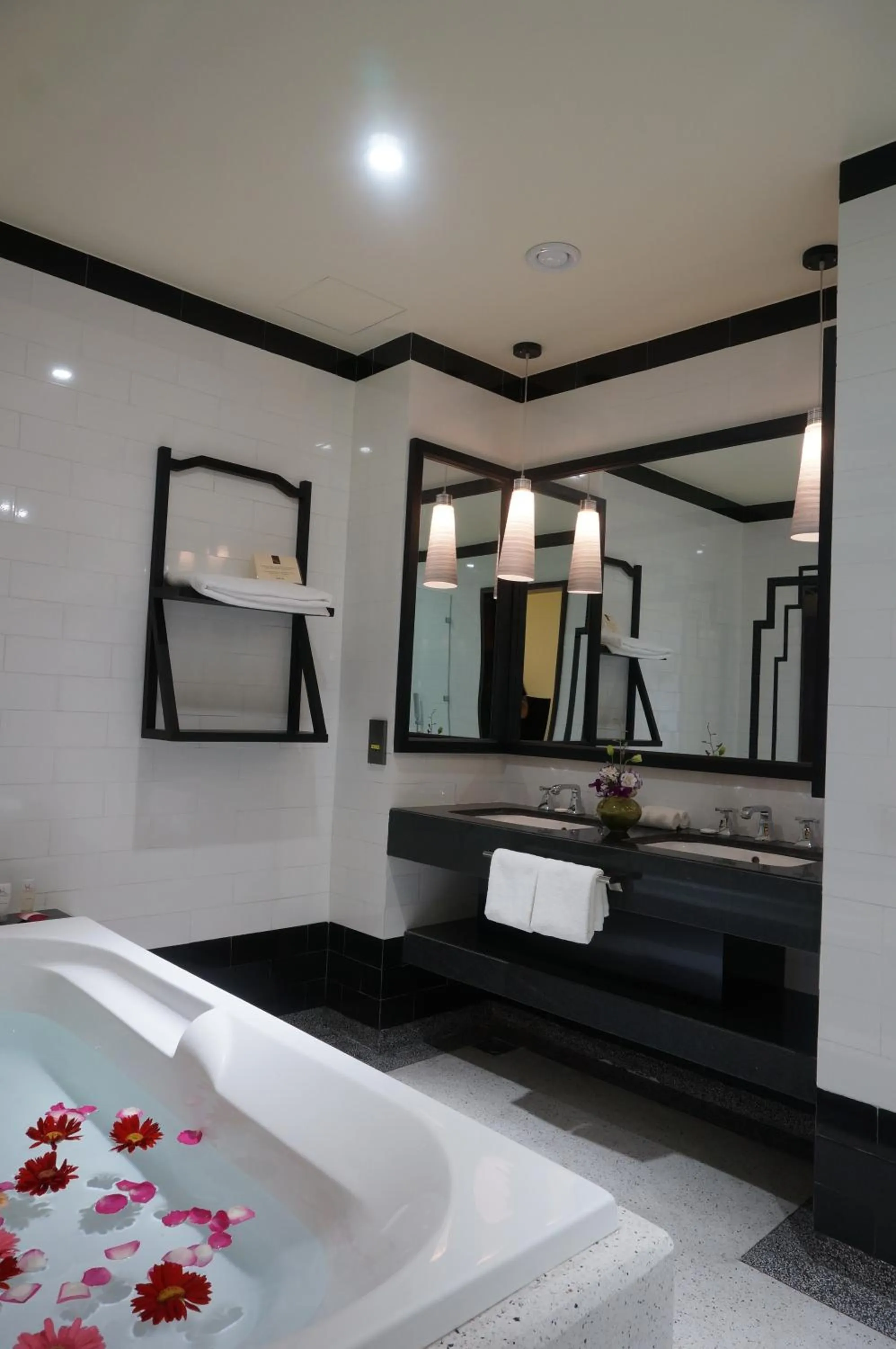 Bathroom in Villa Hue Hotel