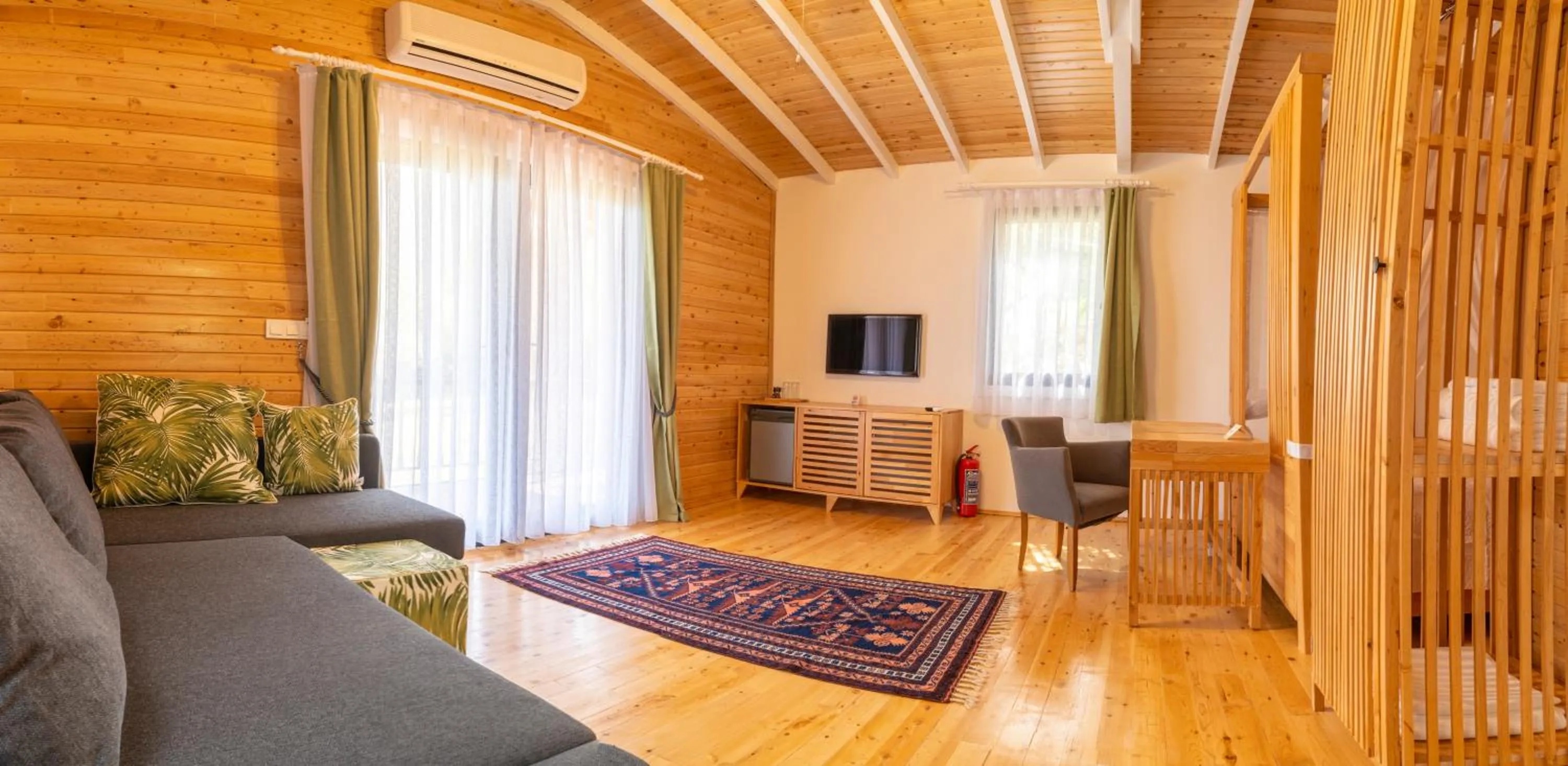 Communal lounge/ TV room in APA Mountain Lodge