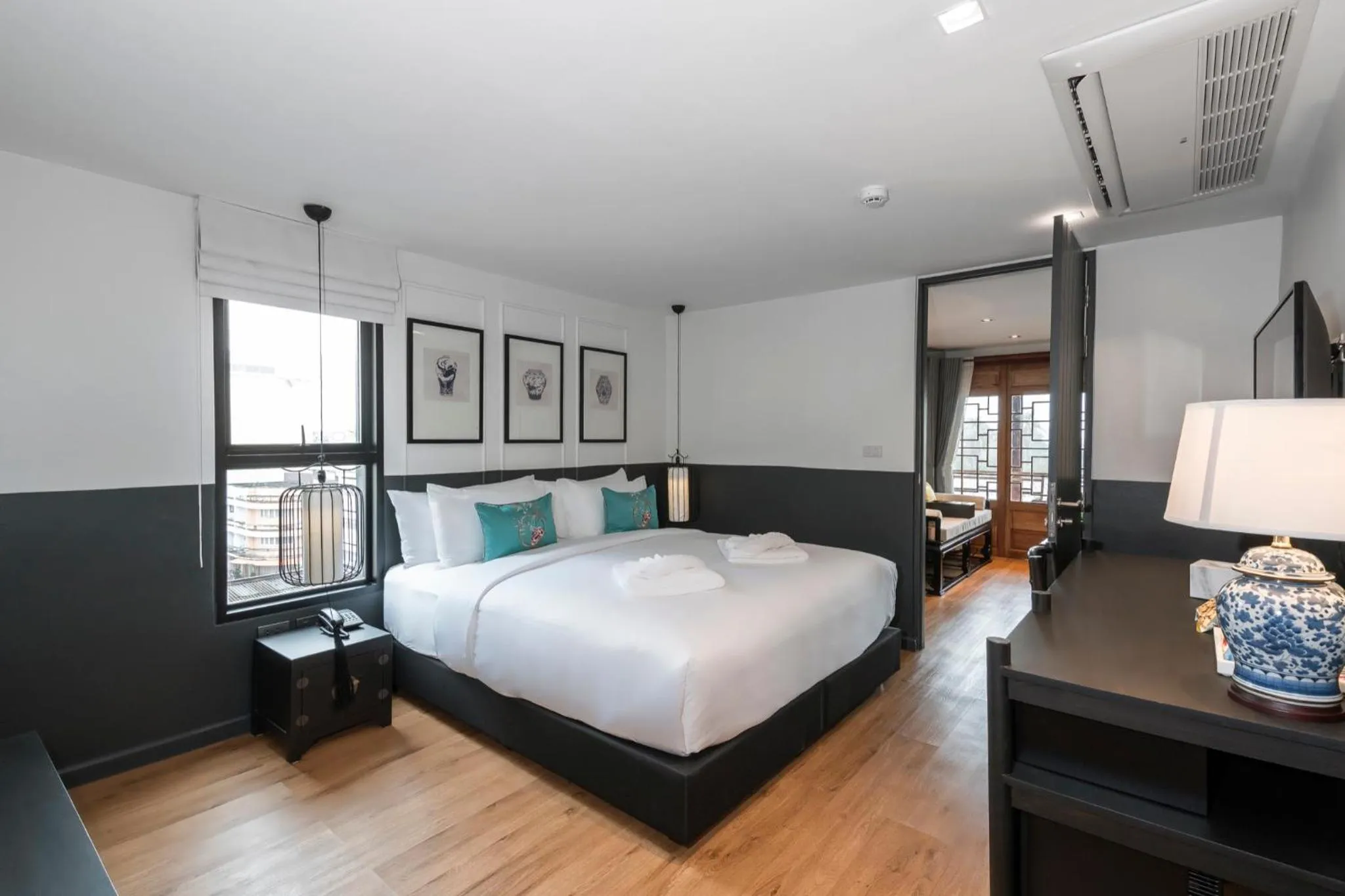 Photo of the whole room, Bed in The Lantern Hatyai Hotel