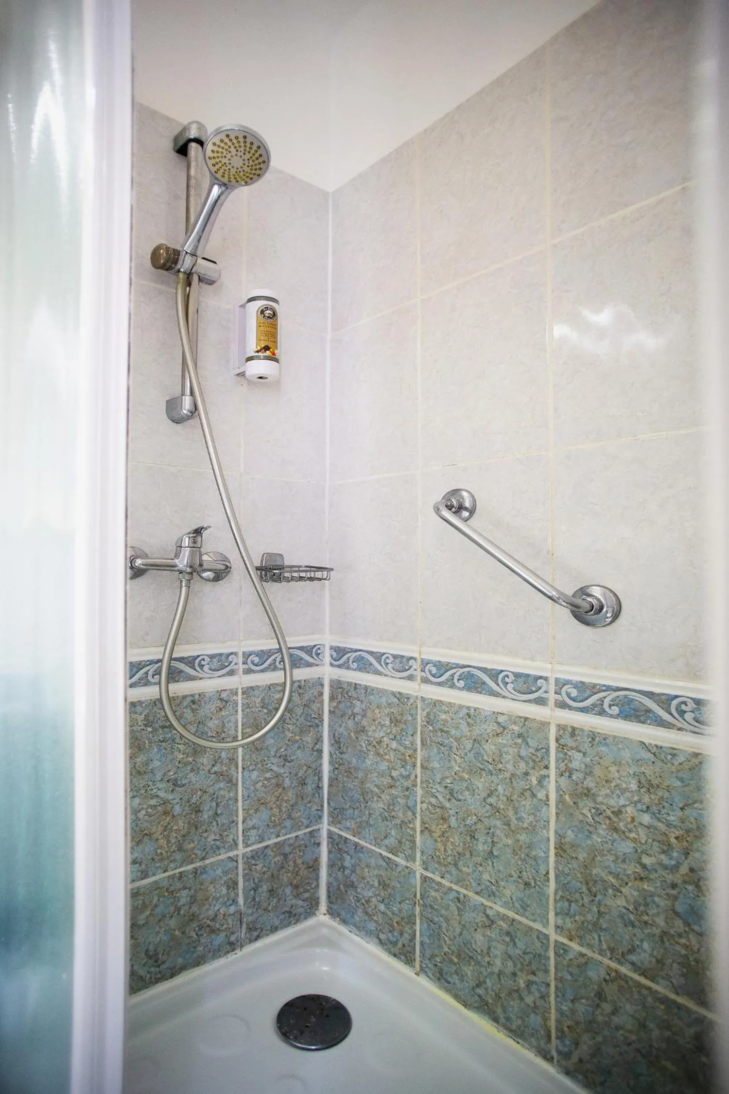 Shower in Azur Hôtel