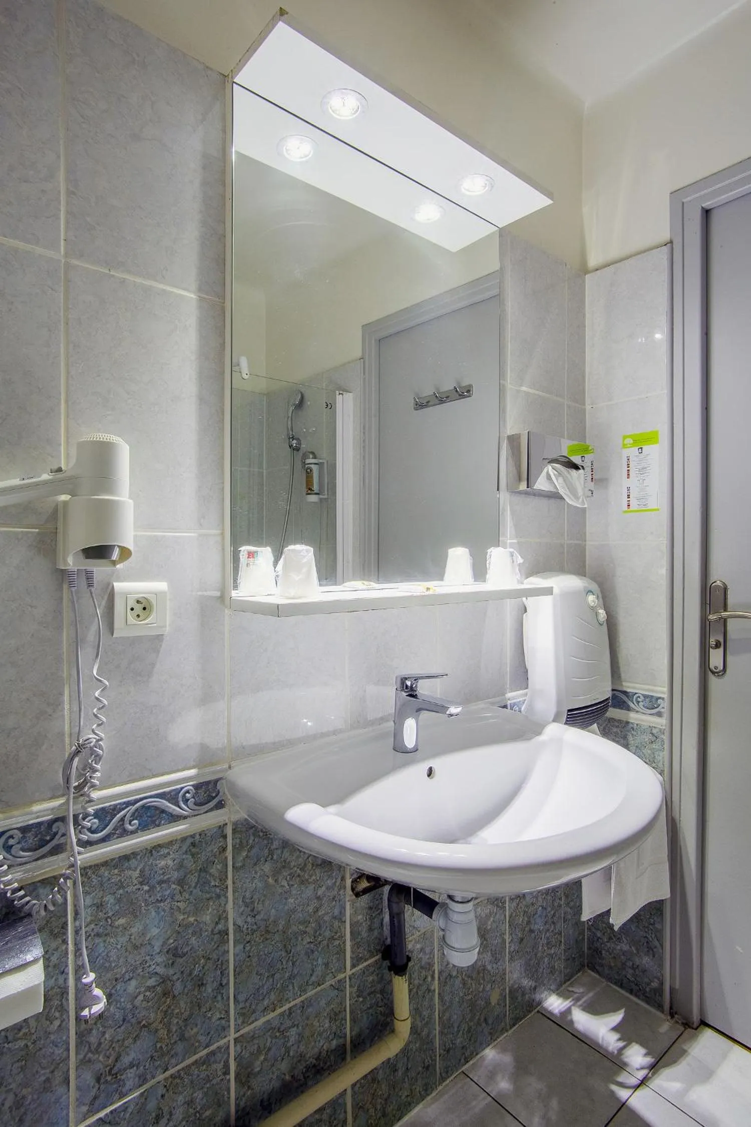 Shower in Azur Hôtel