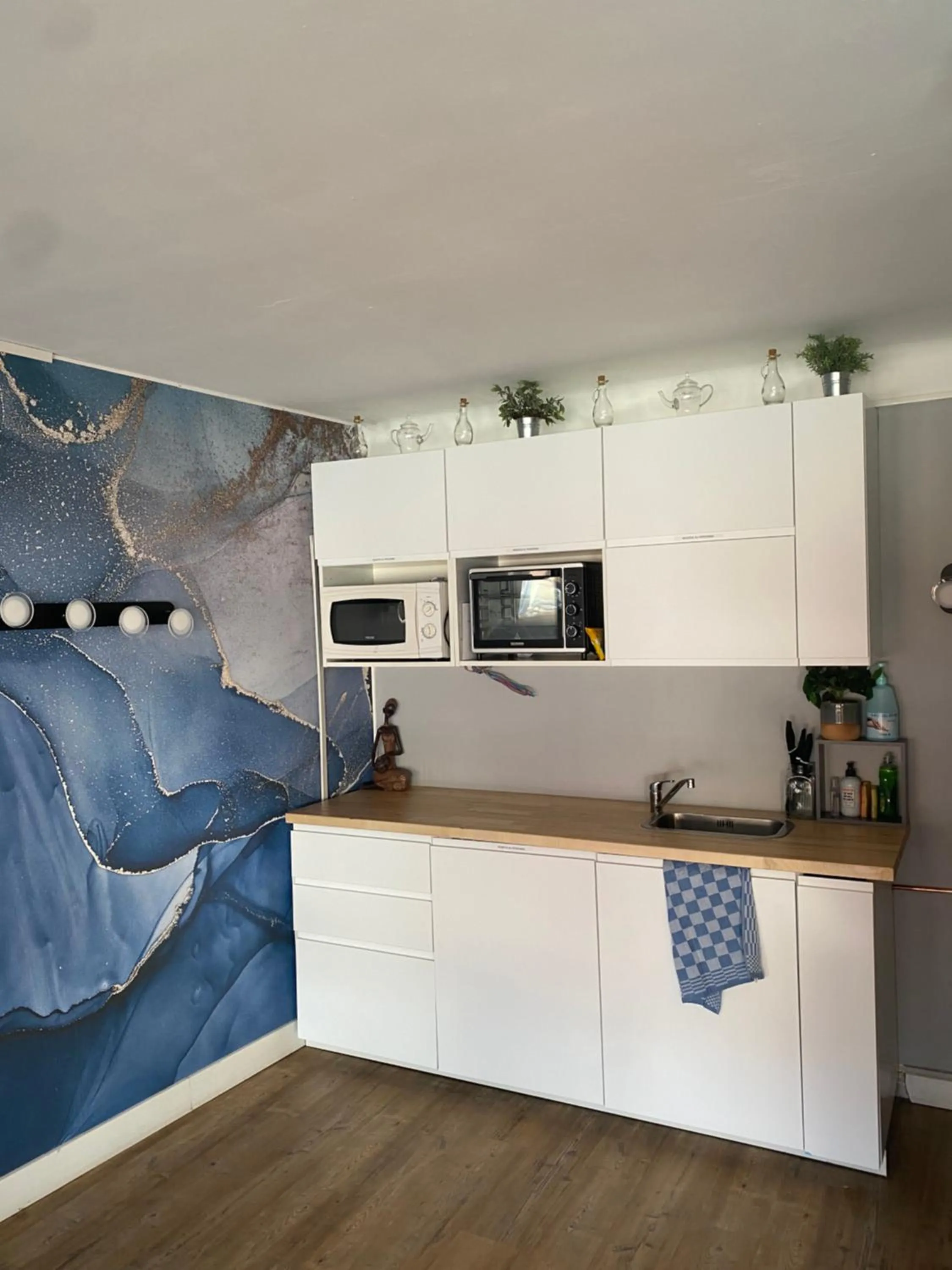 Kitchen or kitchenette in Azur Hôtel