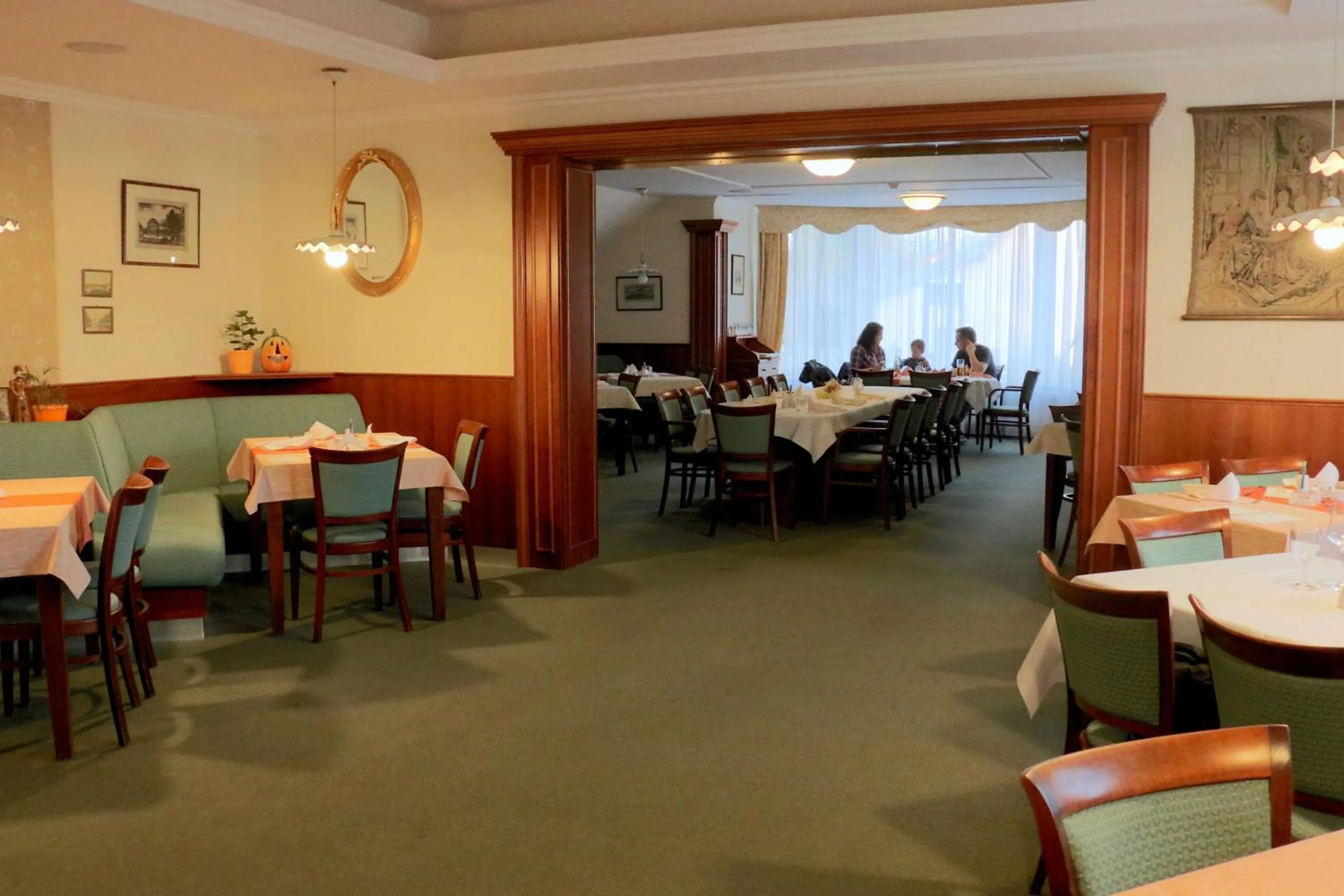 Restaurant/places to eat in Komorni Hurka