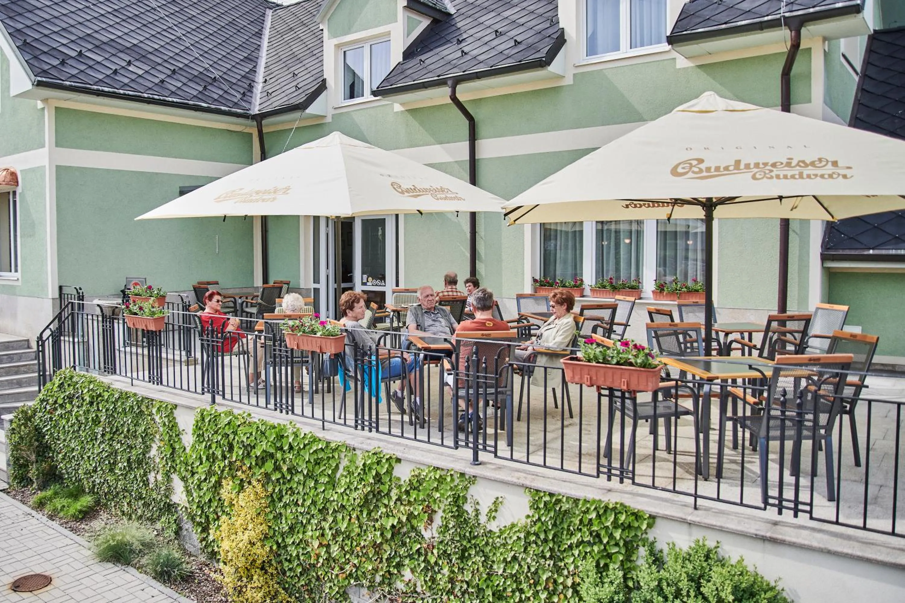 Restaurant/places to eat in Komorni Hurka