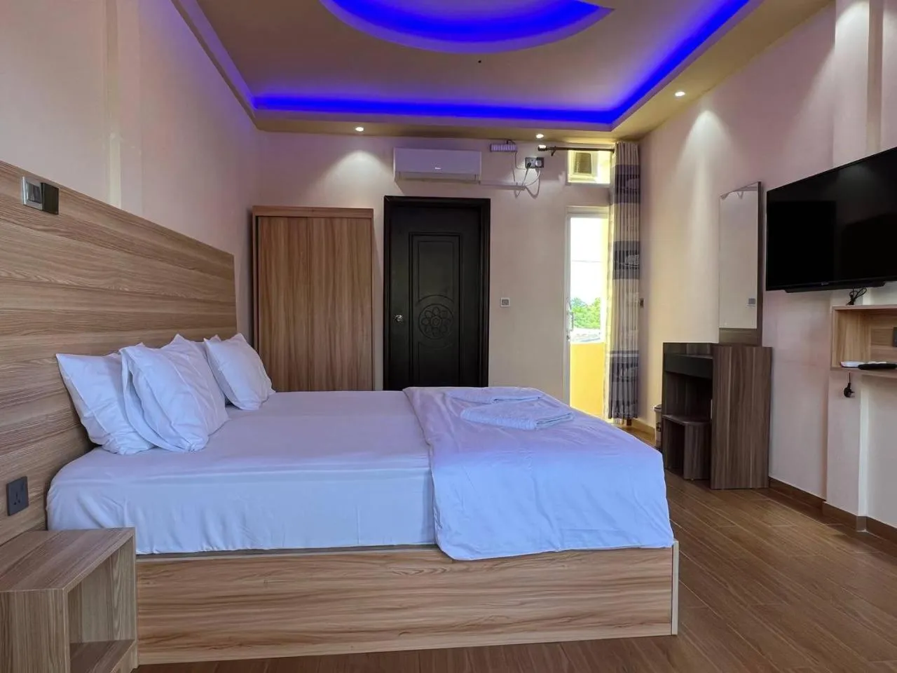 Communal lounge/ TV room, Bed in Aasna Inn