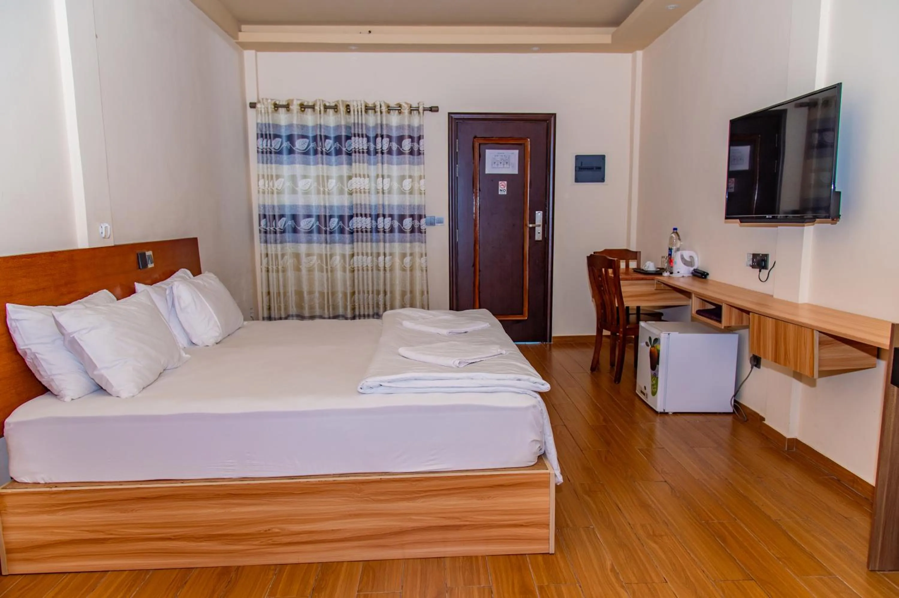 Communal lounge/ TV room, Bed in Aasna Inn