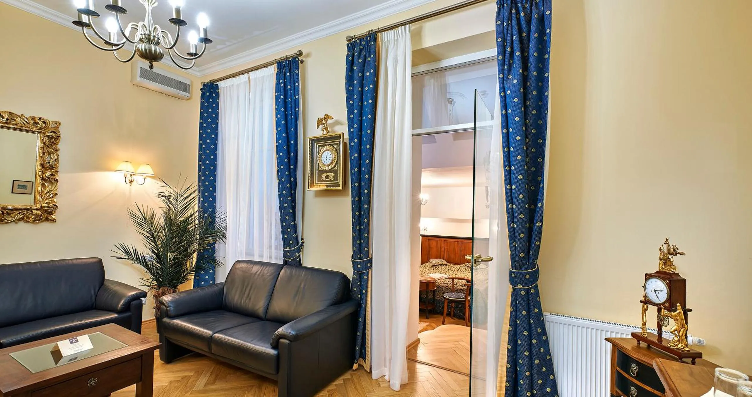 Living room in Salvator Hotel