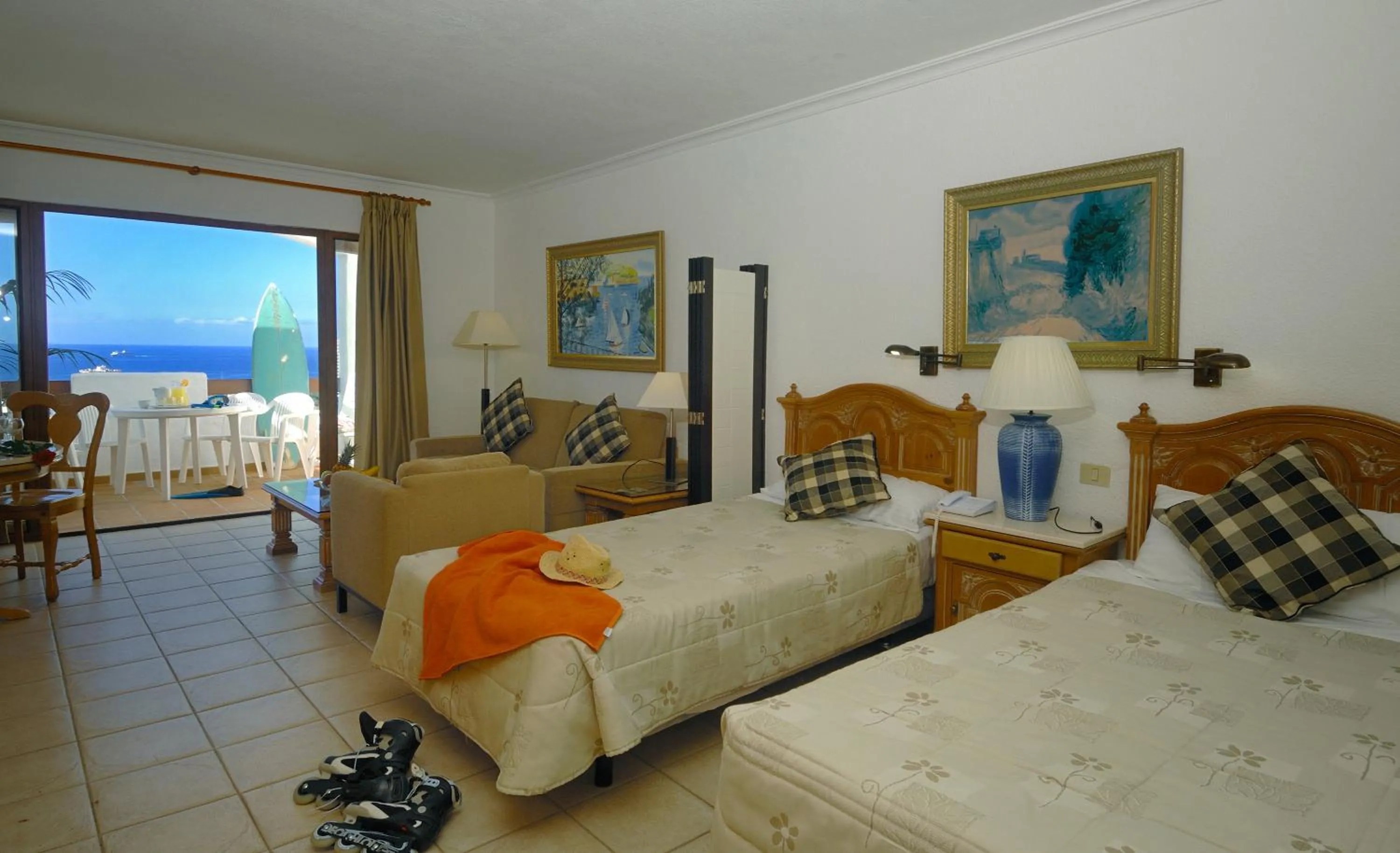 Photo of the whole room, Bed in Ona Beverly Hills Suites