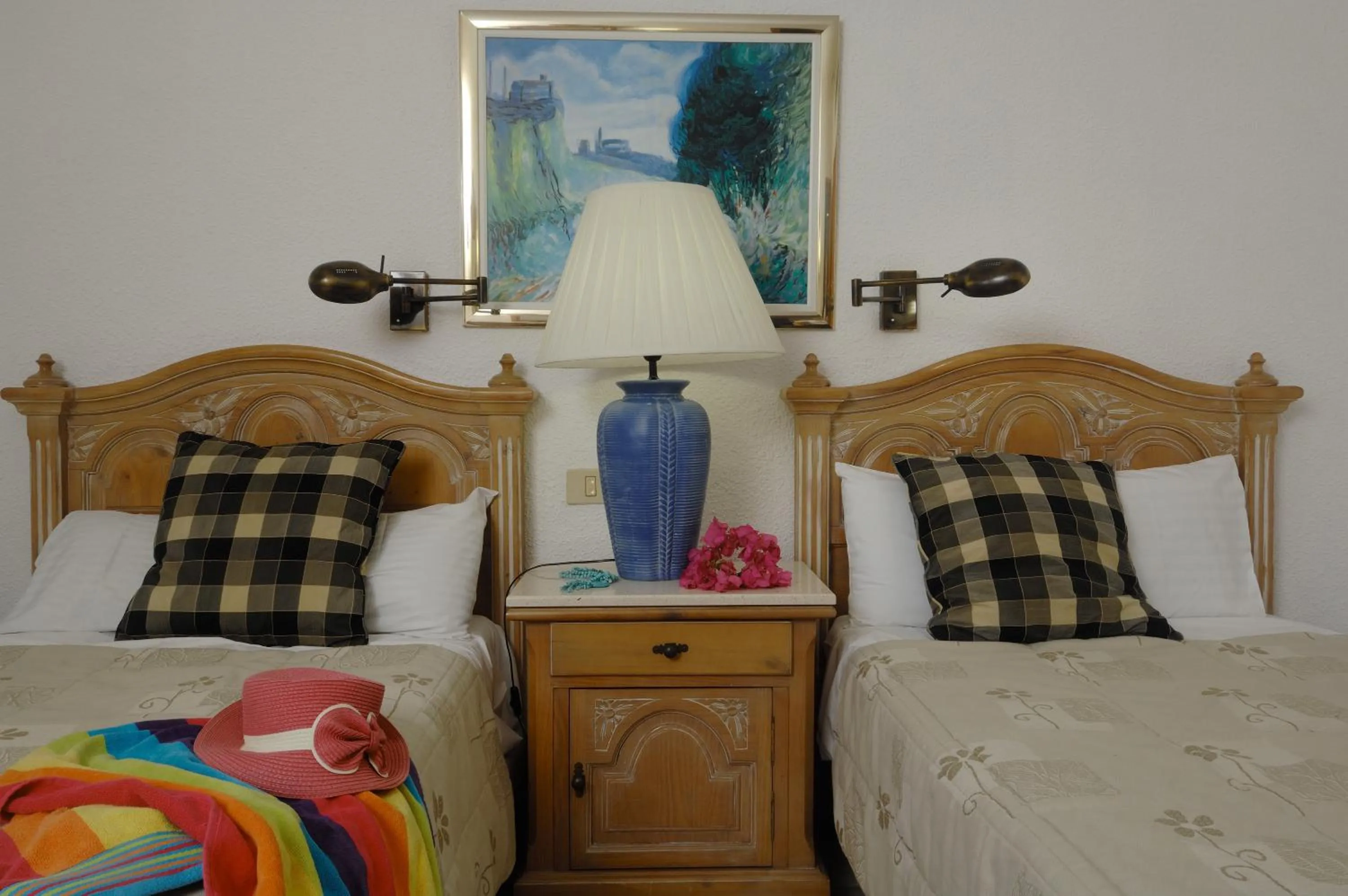 Bed in Ona Beverly Hills Suites