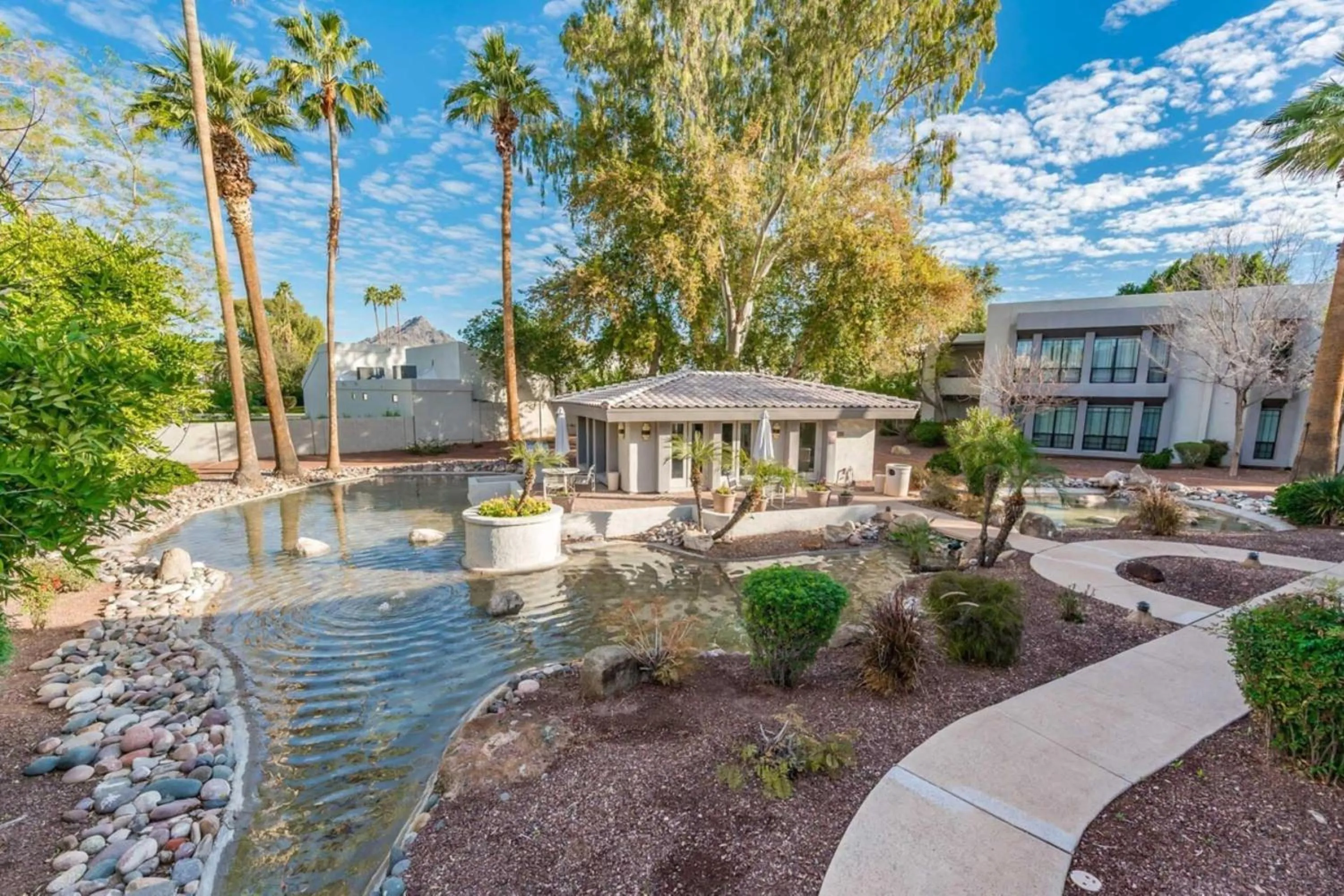 Sleek Phoenix Condo Walk to Biltmore Fashion Park