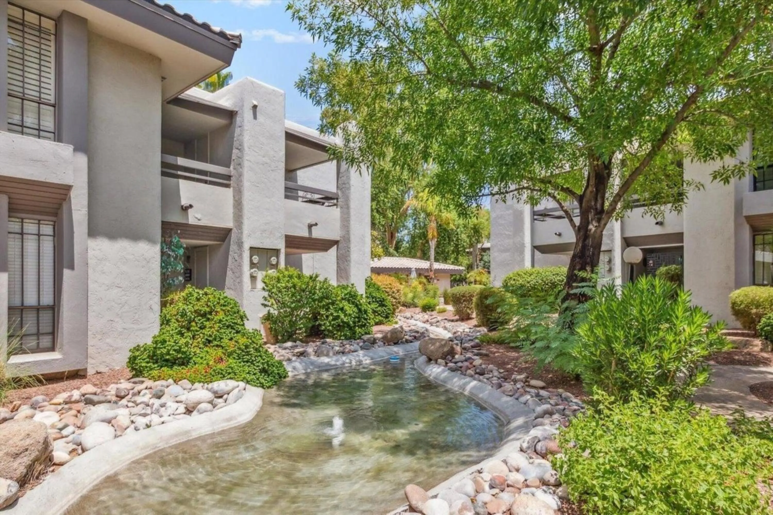 Sleek Phoenix Condo Walk to Biltmore Fashion Park