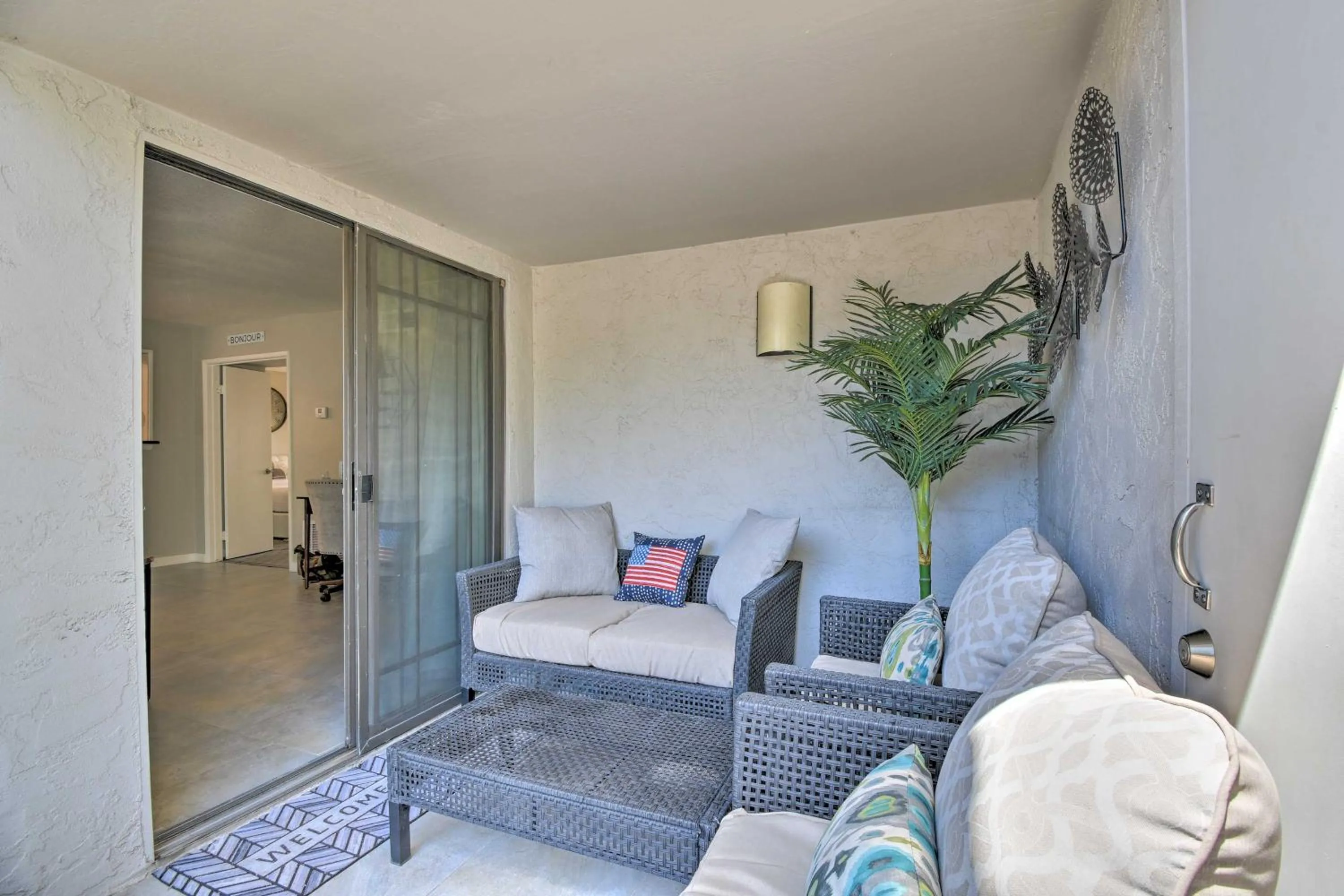 Sleek Phoenix Condo Walk to Biltmore Fashion Park