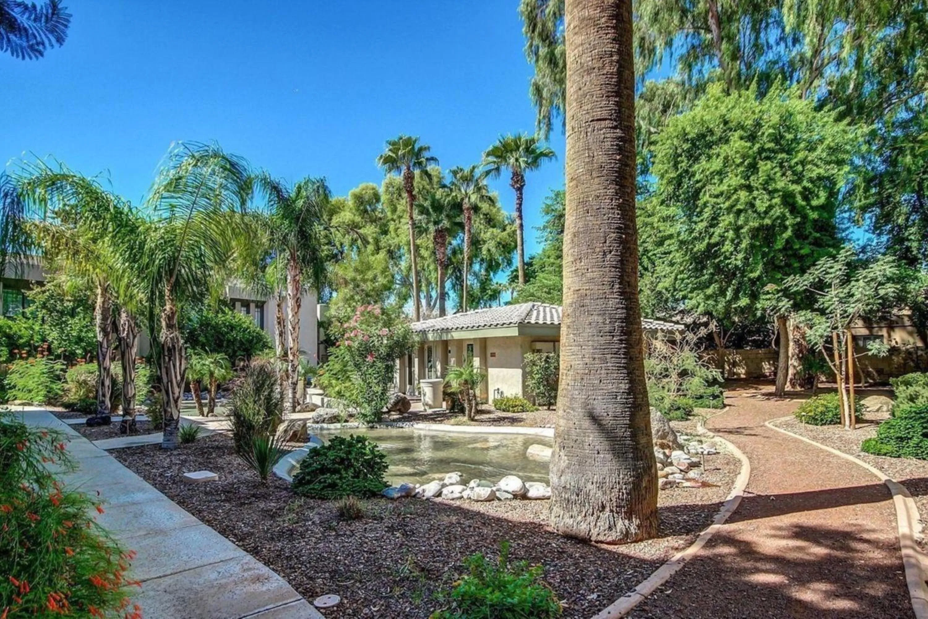 Sleek Phoenix Condo Walk to Biltmore Fashion Park