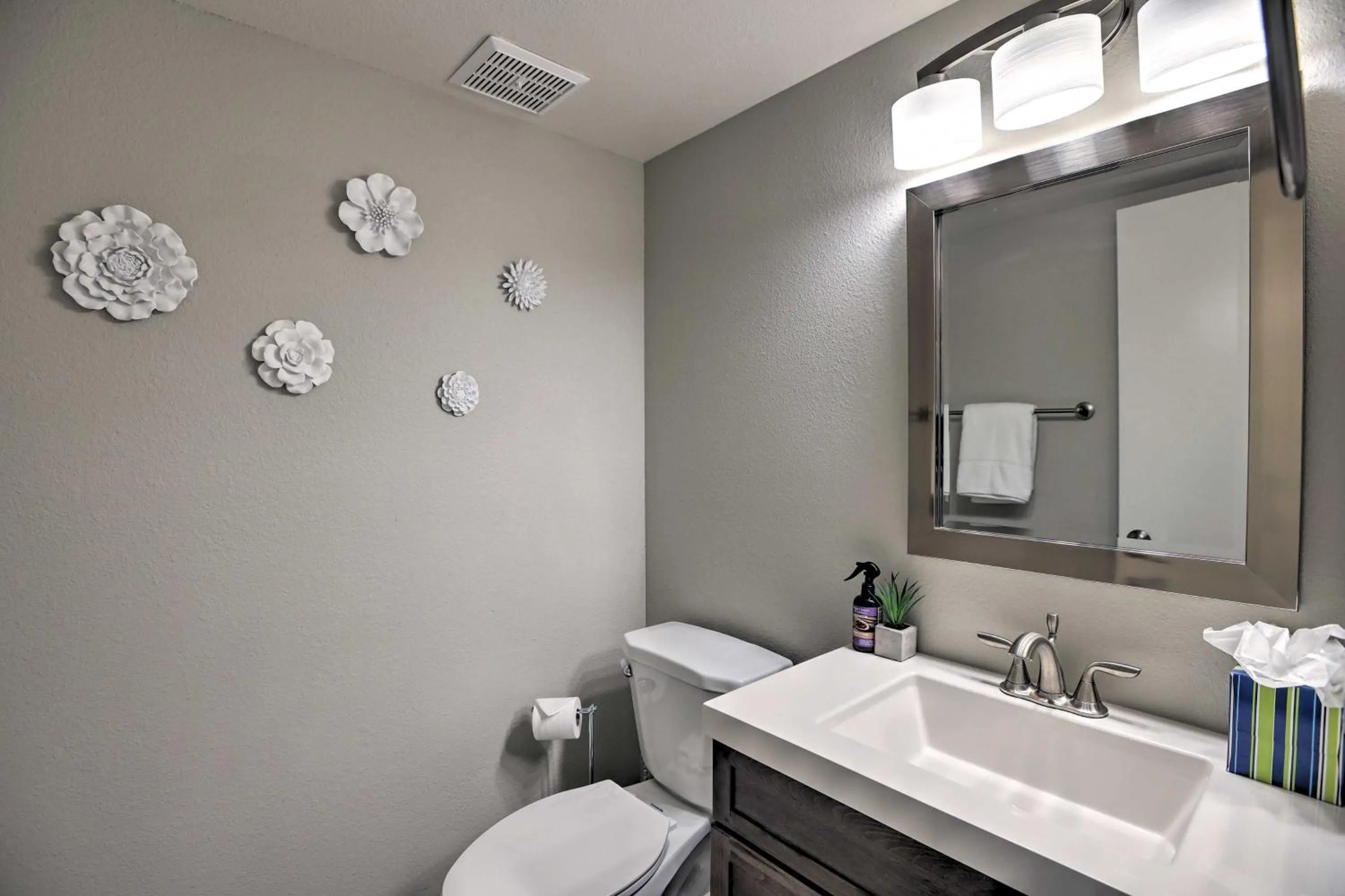 Sleek Phoenix Condo Walk to Biltmore Fashion Park