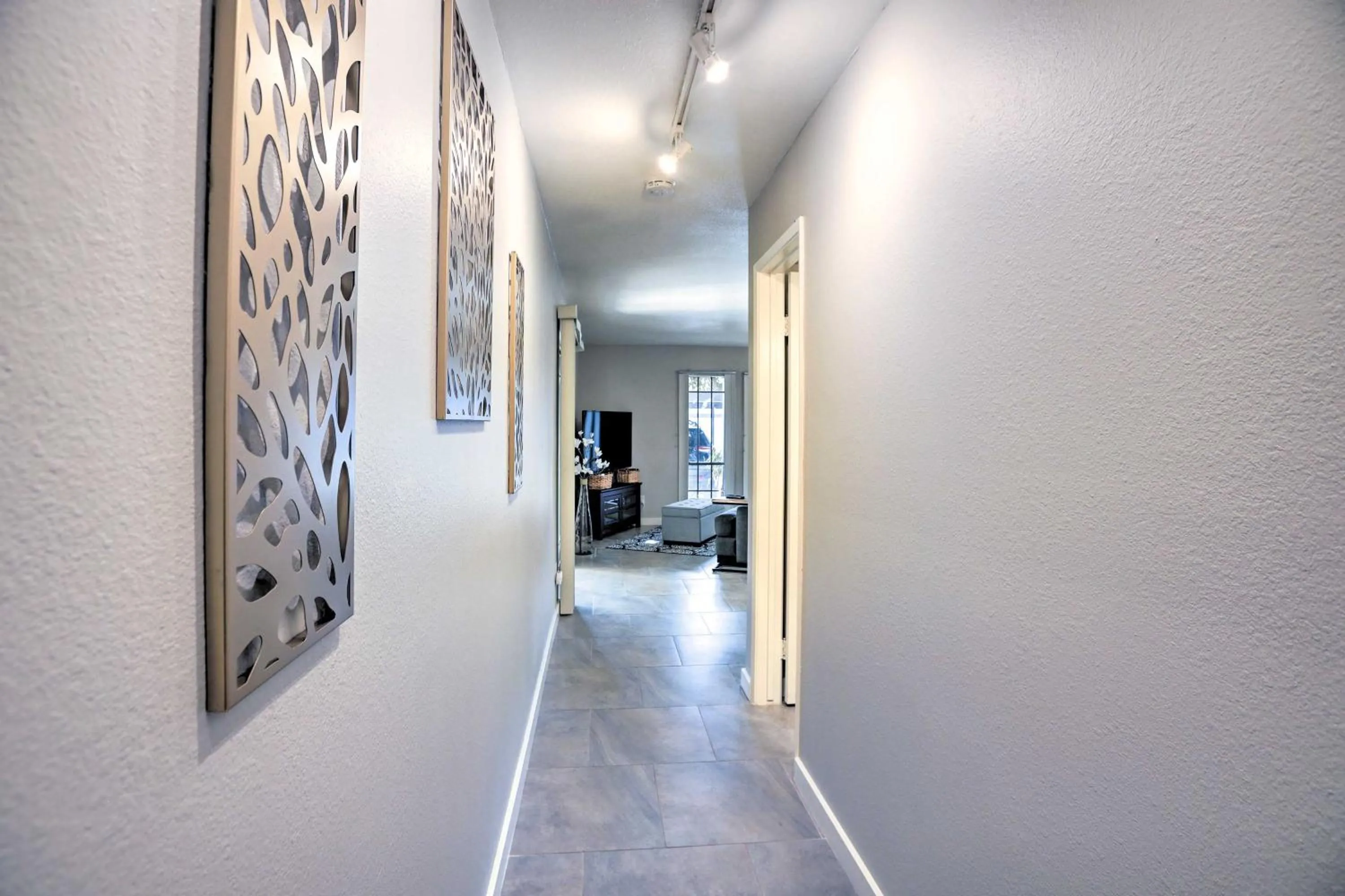 Sleek Phoenix Condo Walk to Biltmore Fashion Park