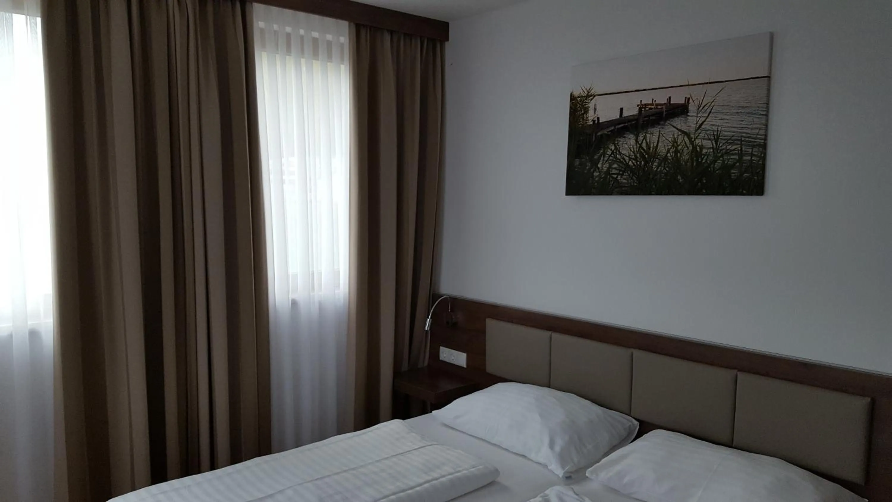 Photo of the whole room, Bed in Hotel am See Rust