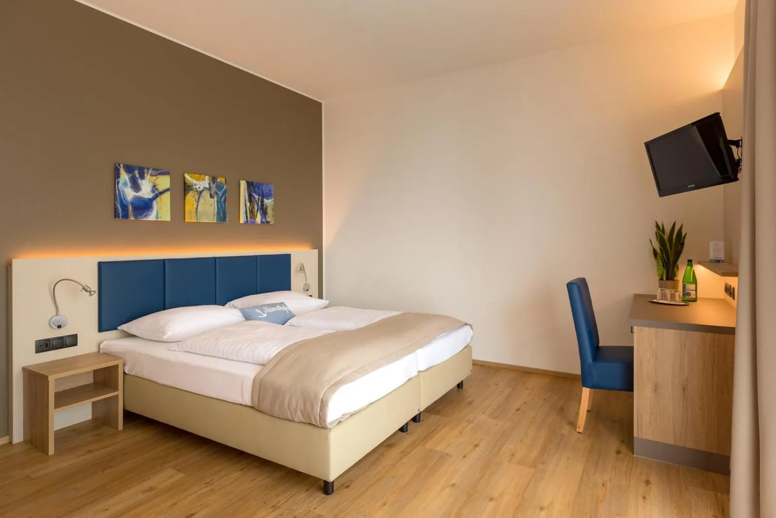 Photo of the whole room, Bed in Hotel am See Rust